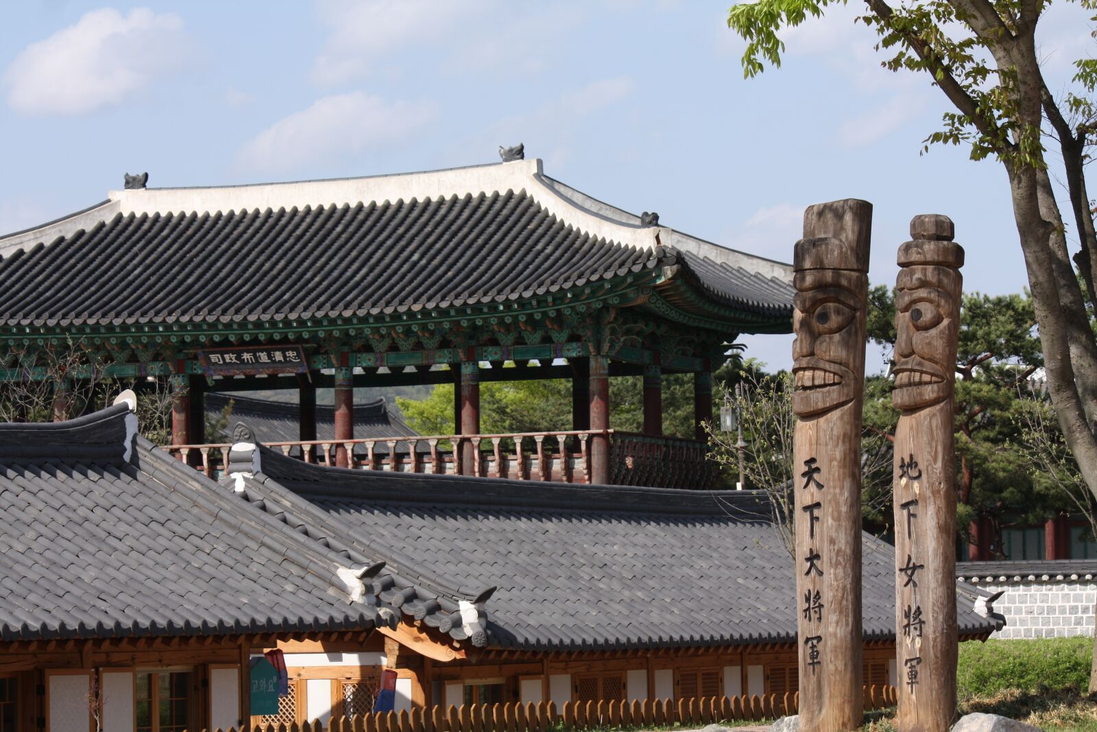 Canon EOS 450D (EOS Rebel XSi / EOS Kiss X2) sample photo. The korean totem pole photography