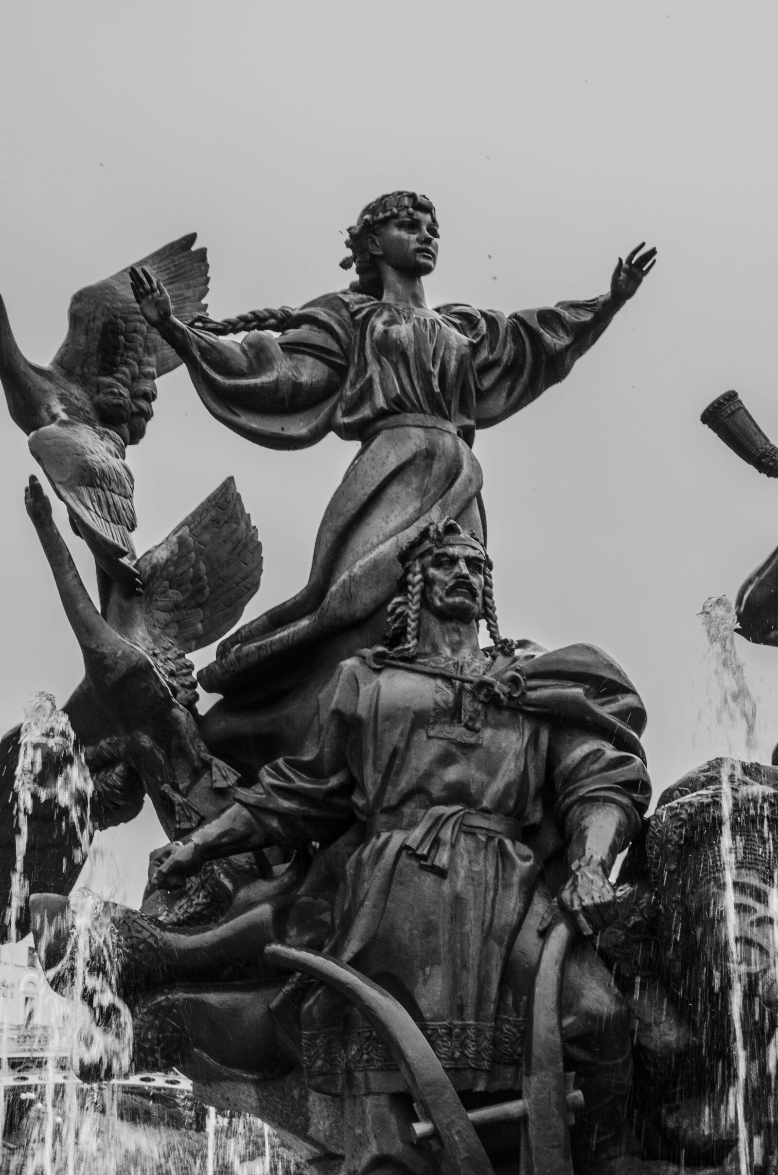 Nikon D5100 sample photo. Monument, woman, fountain photography