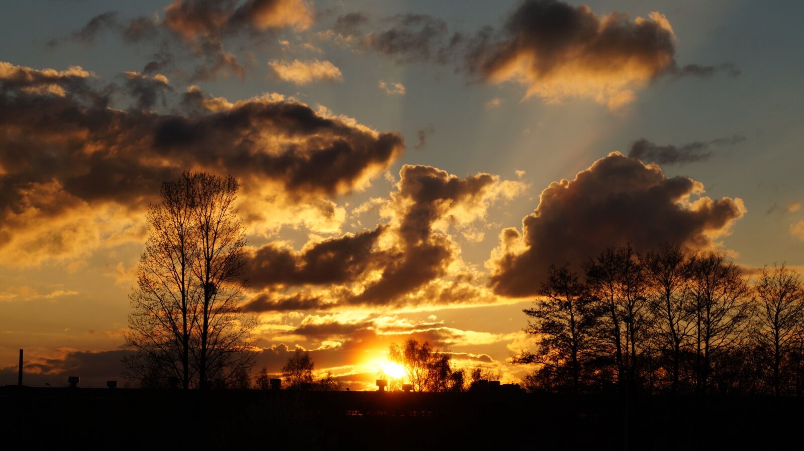 Sony Alpha a3000 + Sony E 18-55mm F3.5-5.6 OSS sample photo. Sunset, sky, clouds photography