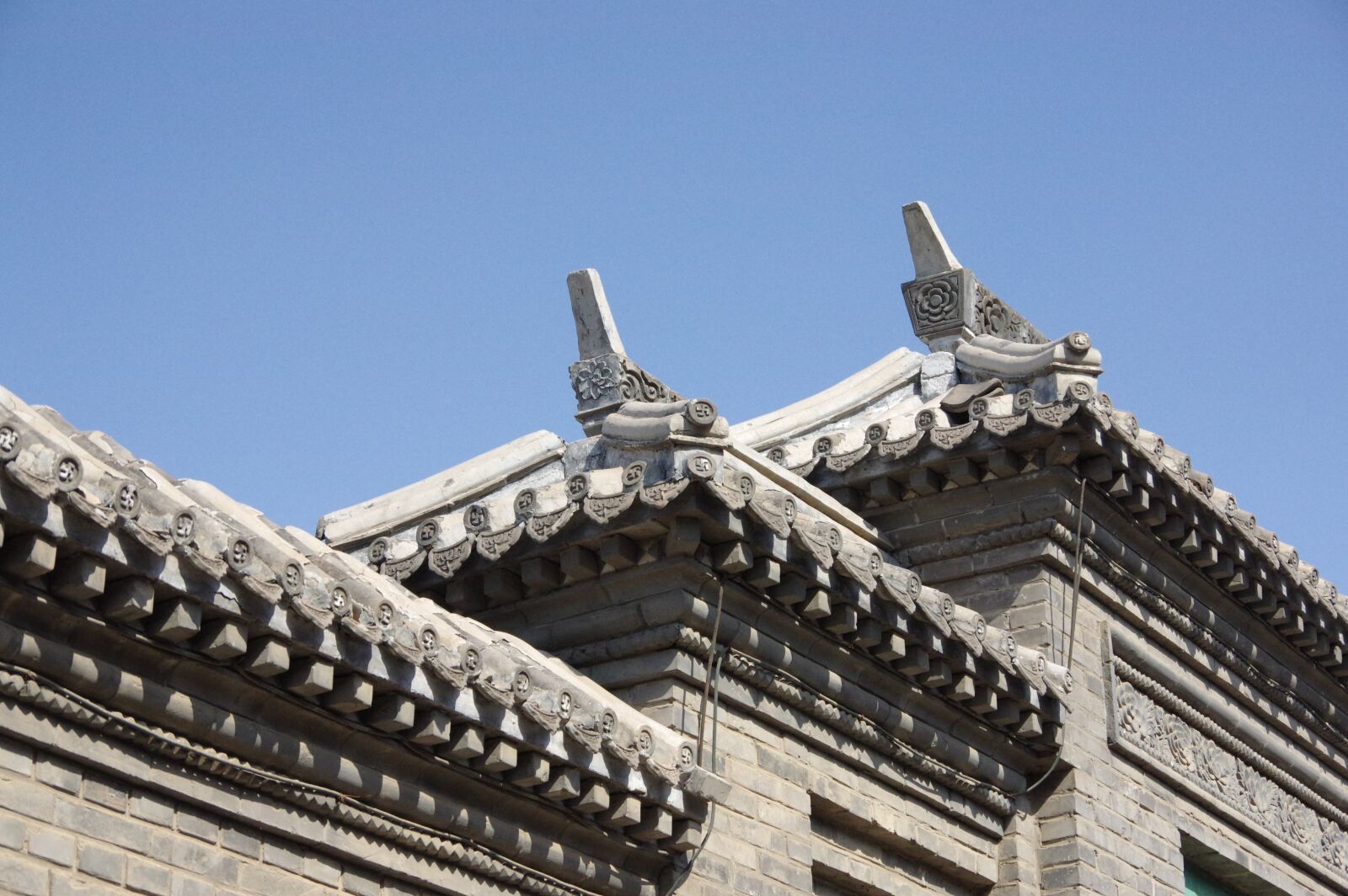 Pentax K-3 sample photo. Brick wall, cornices, brick photography