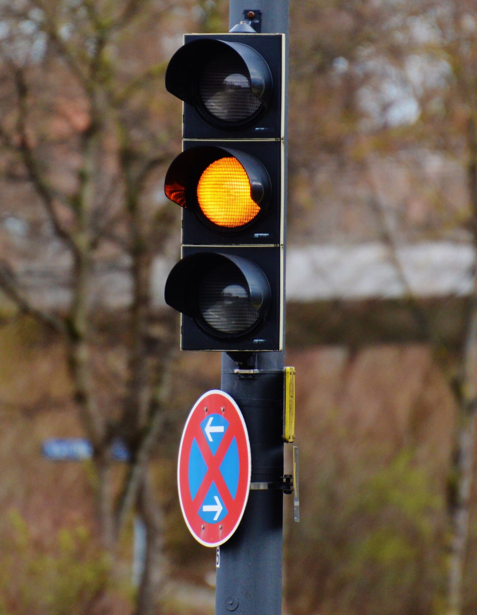 Nikon D3200 sample photo. Traffic lights, yellow, road photography