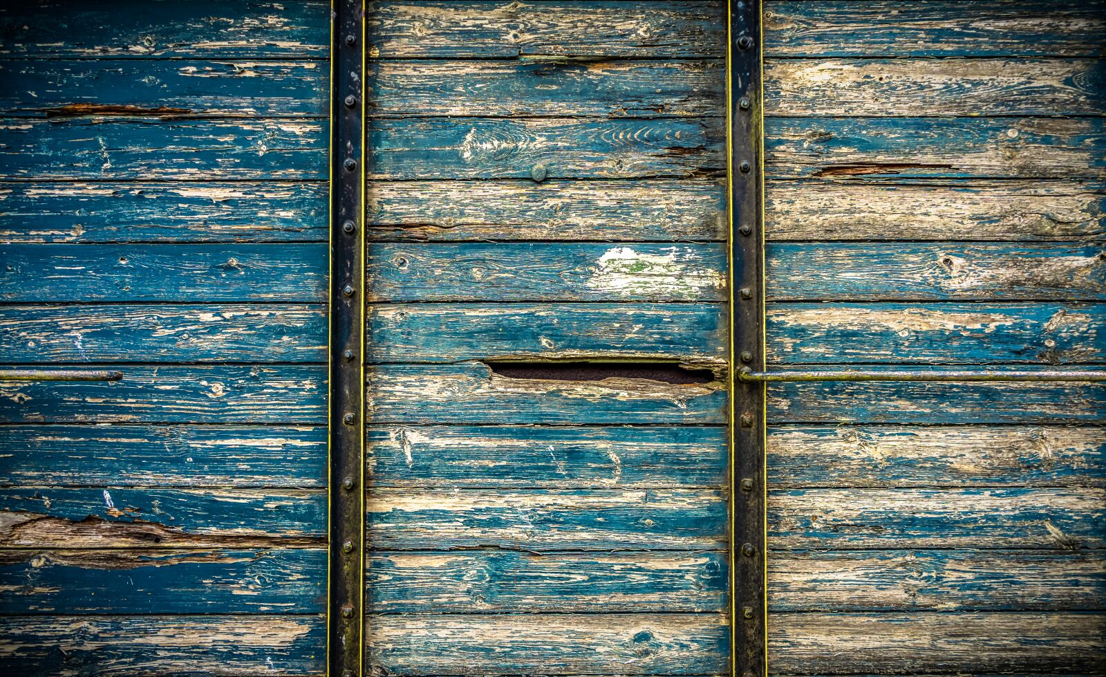 Sony a7 II + Sony FE 28-70mm F3.5-5.6 OSS sample photo. Wood, wall boards, weathered photography