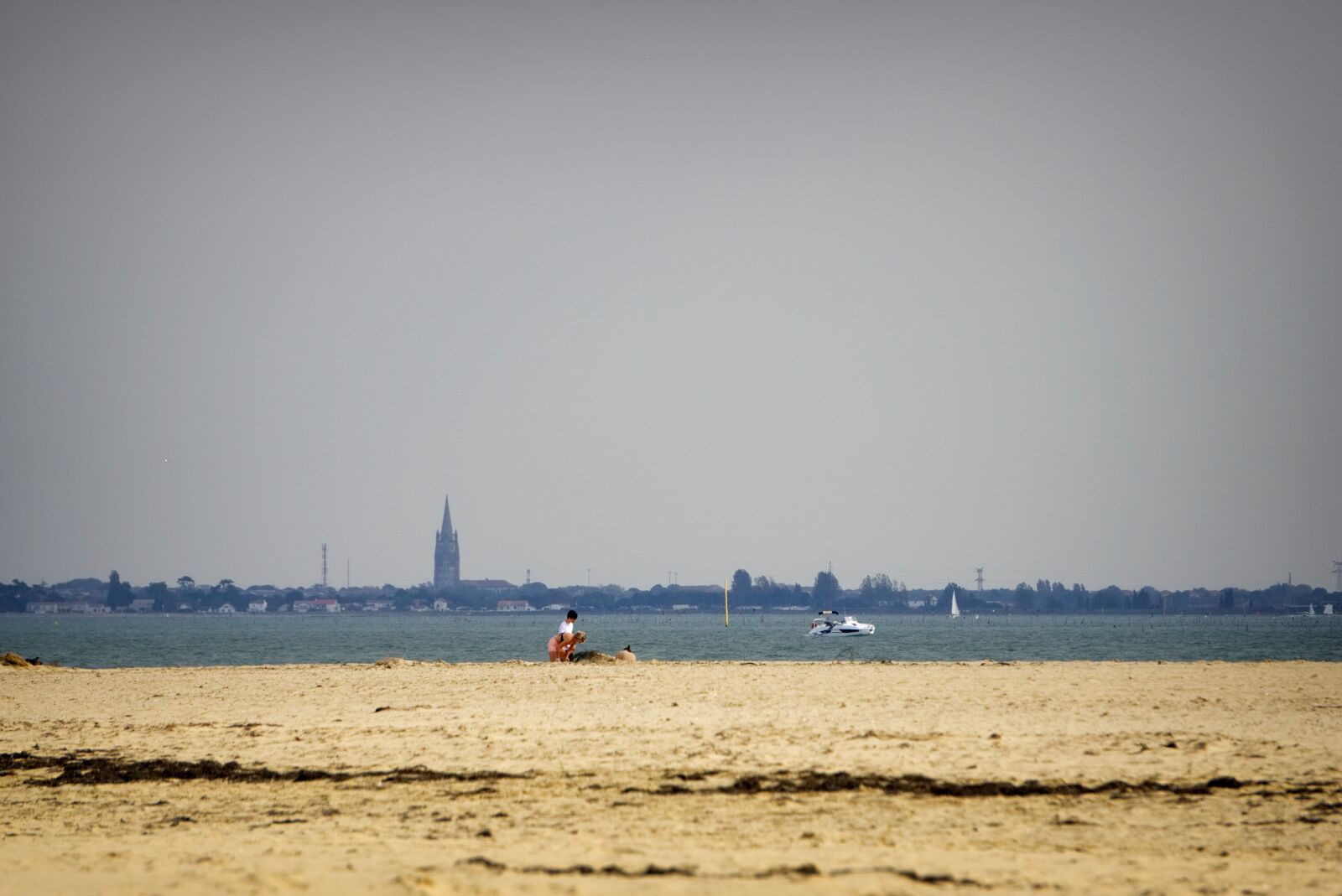 Sony E 55-210mm F4.5-6.3 OSS sample photo. Beach, ronce-les-bains, late summer photography