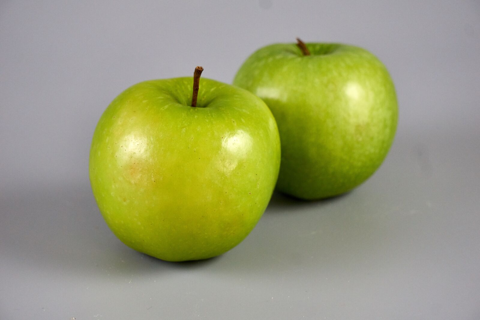 Sony E 55-210mm F4.5-6.3 OSS sample photo. Apples, green apples, granny photography