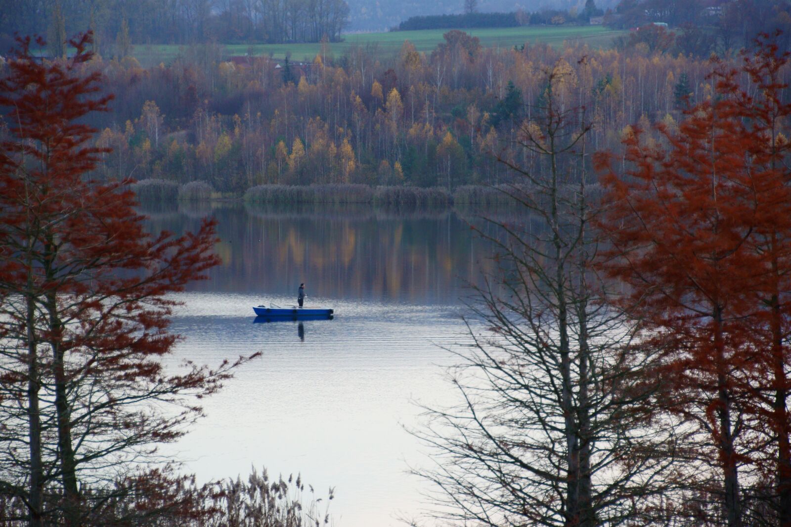 DT 18-270mm F3.5-6.3 sample photo. Autumn, lake, water photography