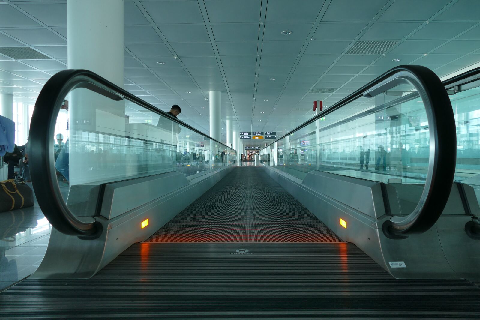 Panasonic Lumix DMC-FZ1000 sample photo. Airport, munich, escalator photography