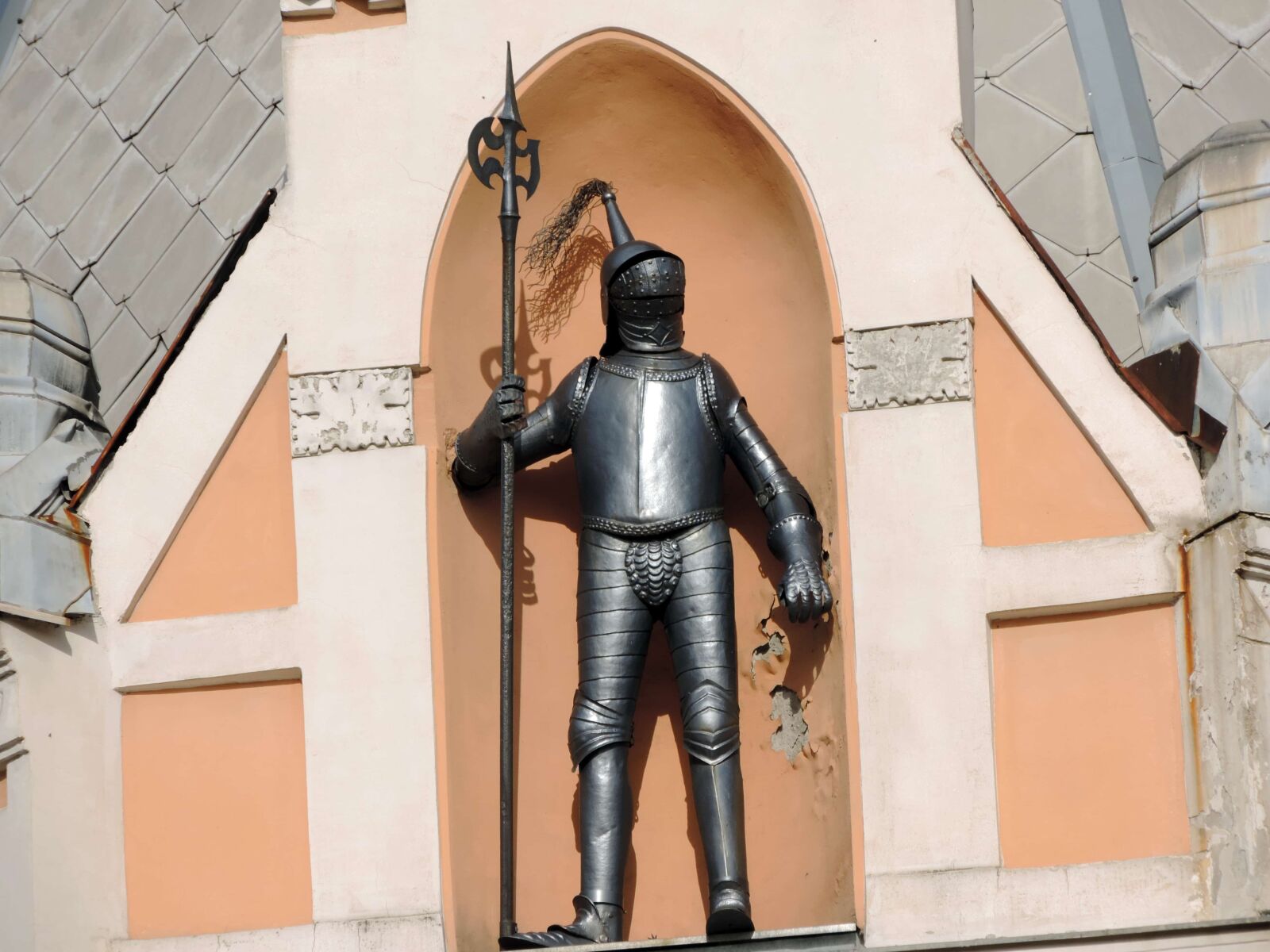 Nikon Coolpix P520 sample photo. Knight, armor, architecture, city photography