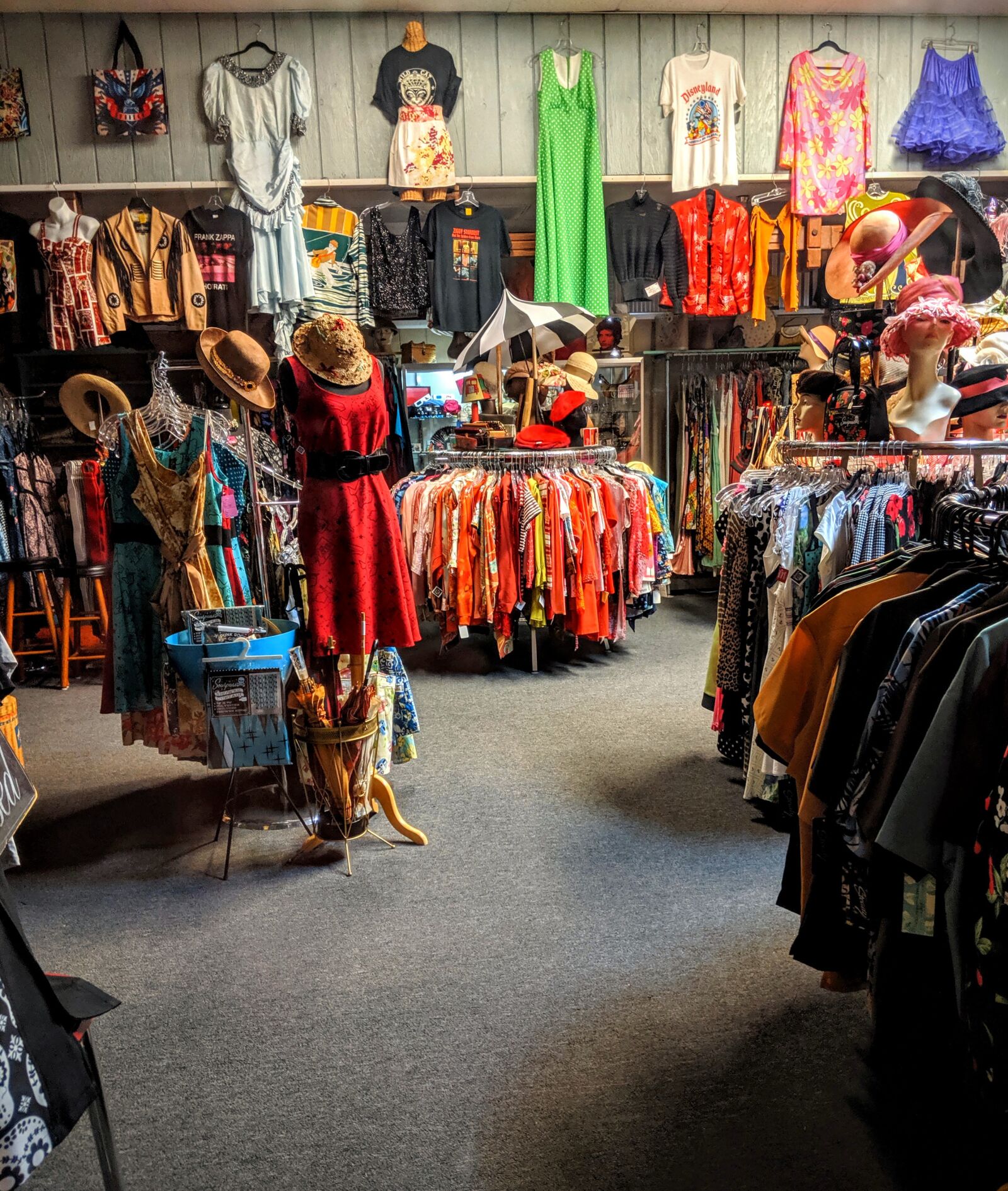 Google Pixel 3 XL sample photo. Clothing store, shop, boutique photography