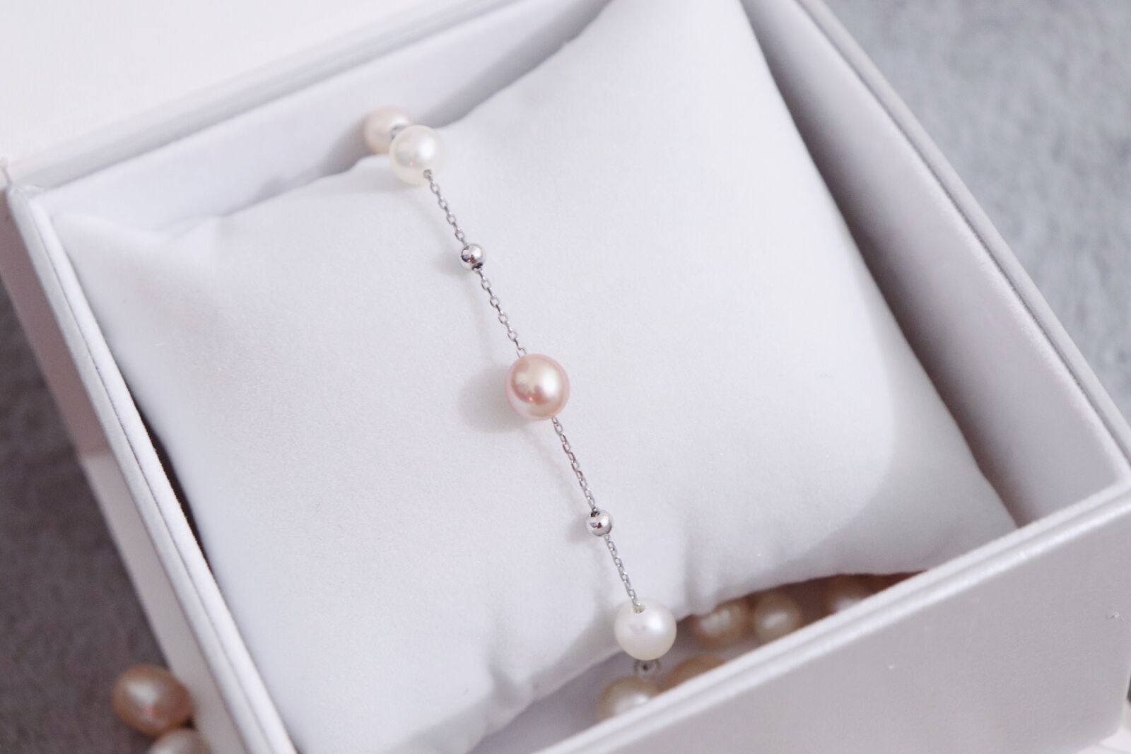 Canon EOS 200D (EOS Rebel SL2 / EOS Kiss X9) sample photo. Pearl, bracelet, jewellery photography
