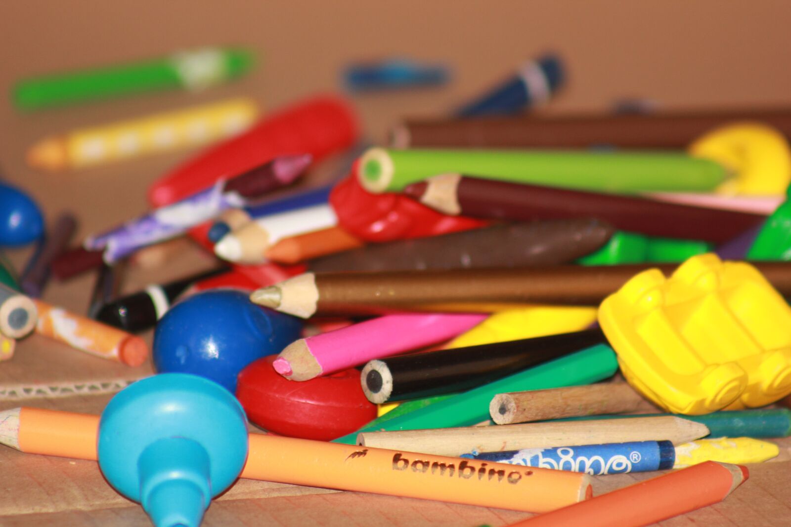 Canon EOS 550D (EOS Rebel T2i / EOS Kiss X4) sample photo. Crayons, draw, painting photography
