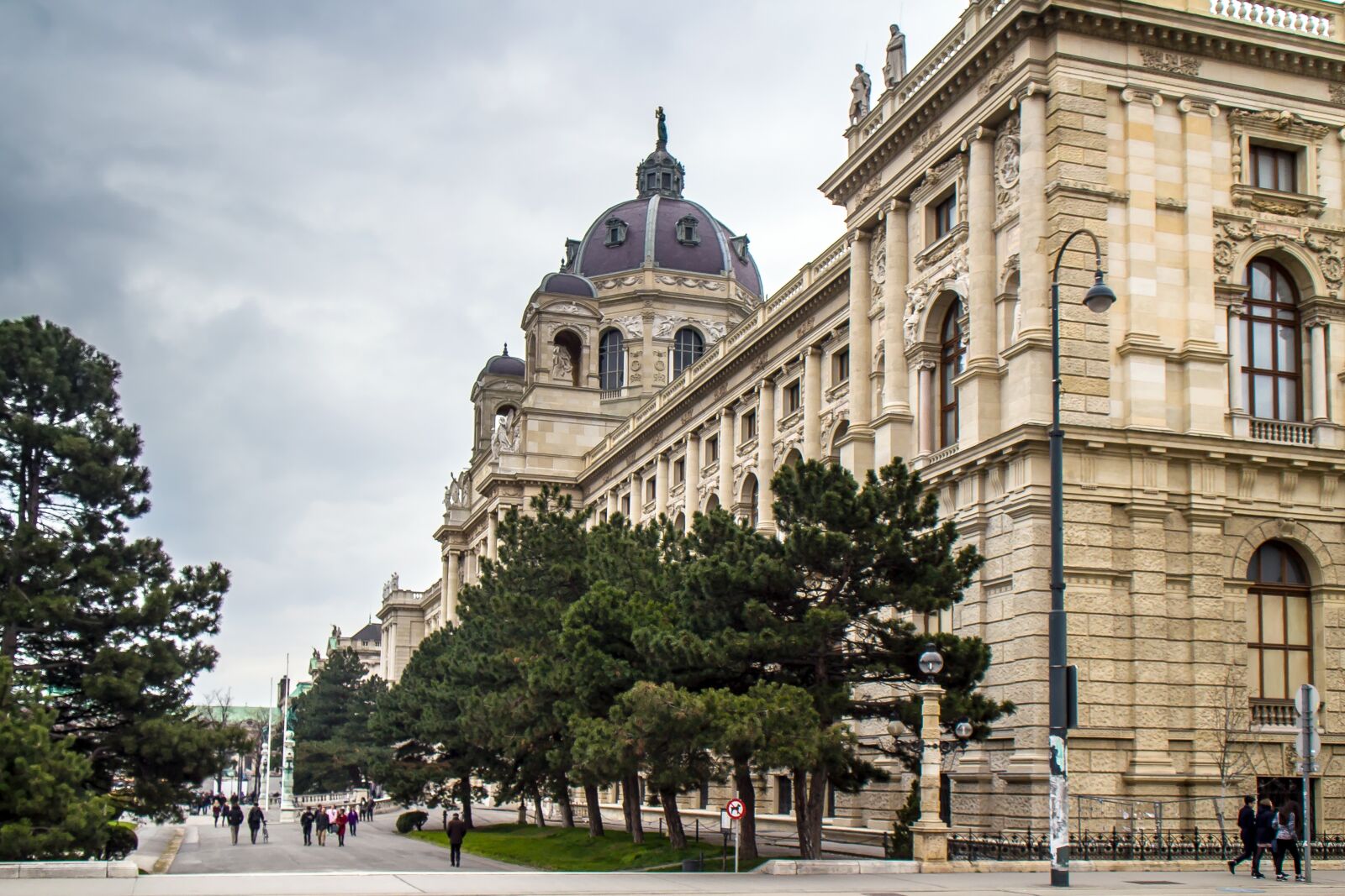 Canon EOS 600D (Rebel EOS T3i / EOS Kiss X5) sample photo. Vienna, downtown, museumsquartier photography
