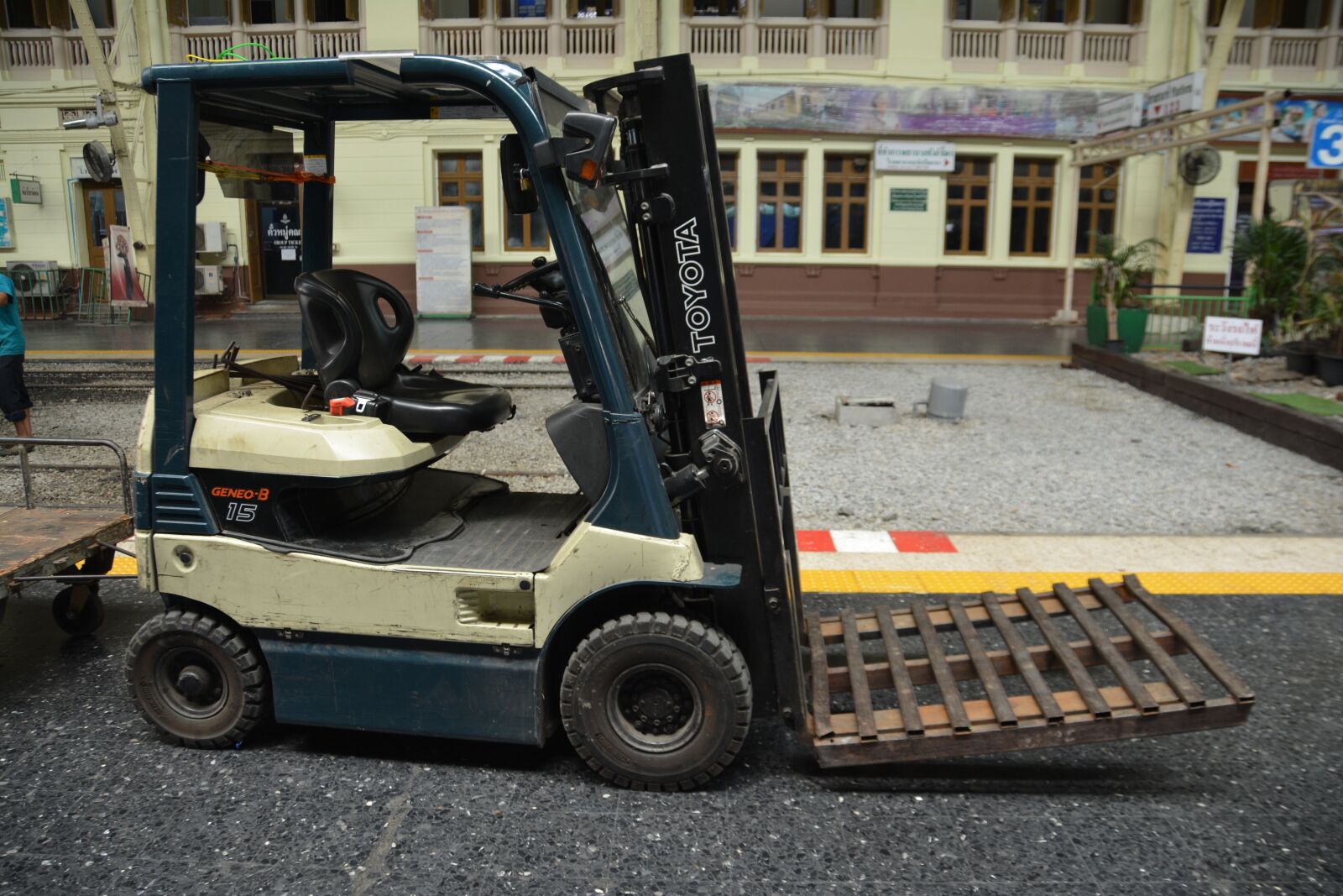 Nikon D5200 sample photo. Fork lift truck, fork photography
