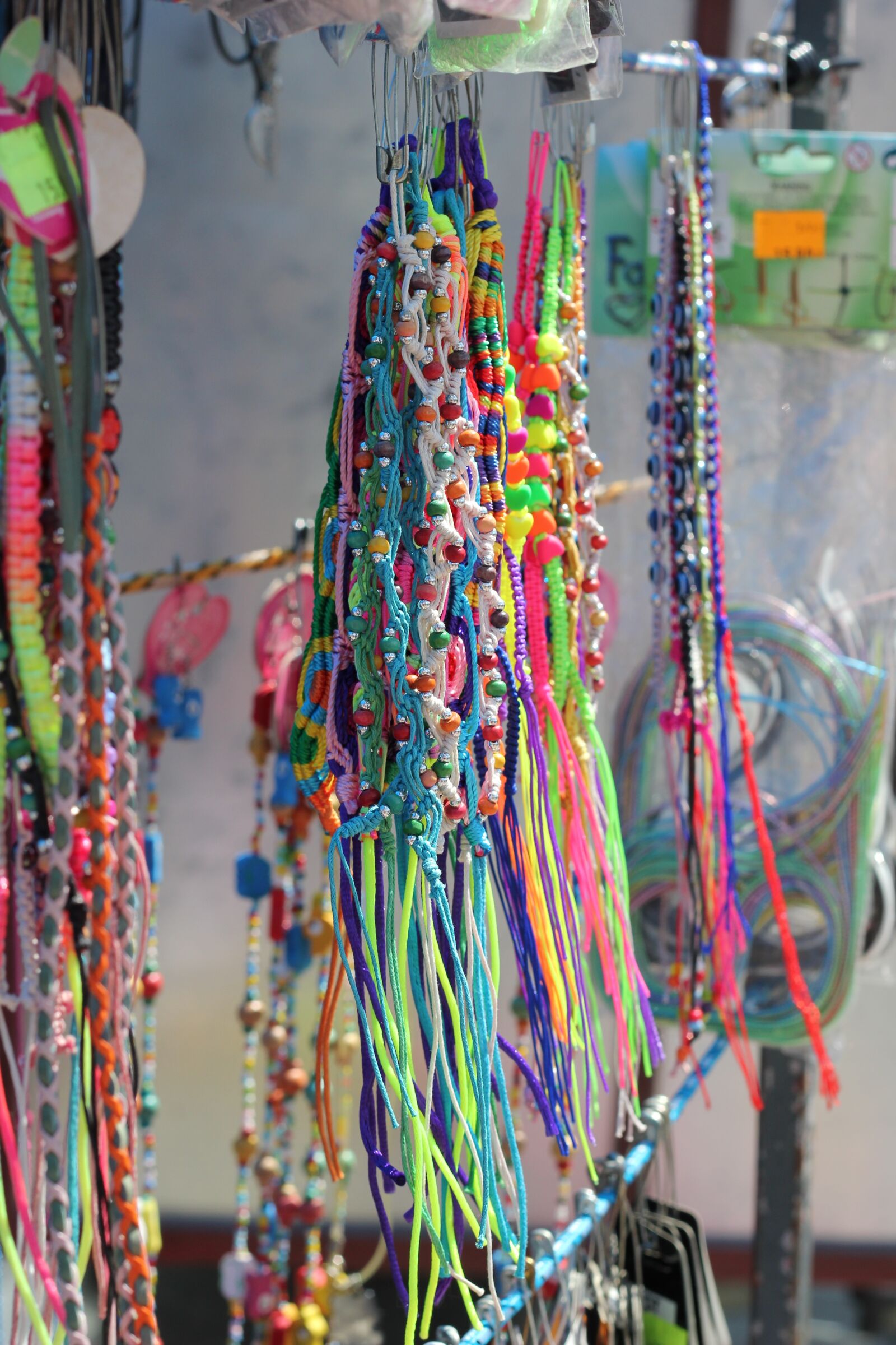 Canon EOS 550D (EOS Rebel T2i / EOS Kiss X4) sample photo. Market, necklaces, colorful photography