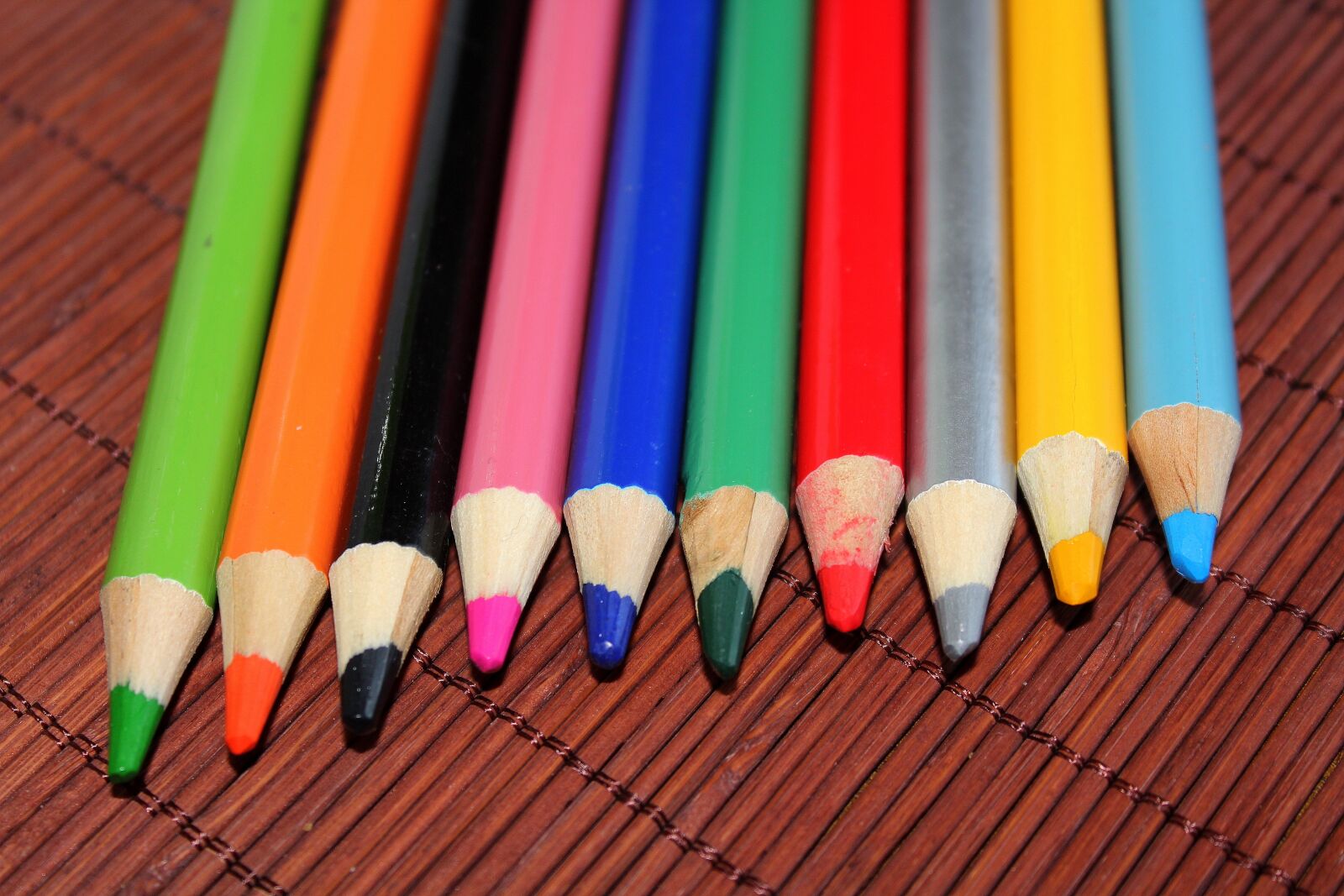 Canon EOS 1200D (EOS Rebel T5 / EOS Kiss X70 / EOS Hi) sample photo. Crayons, colors, pencil photography