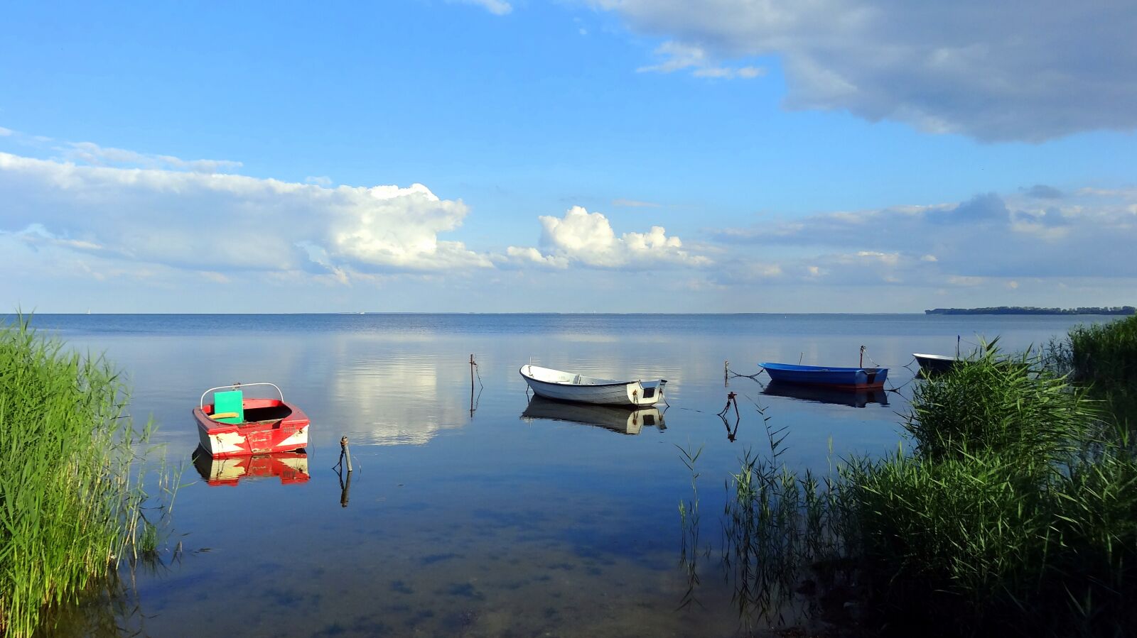 Sony Cyber-shot DSC-HX20V sample photo. Lake, boats, sky photography