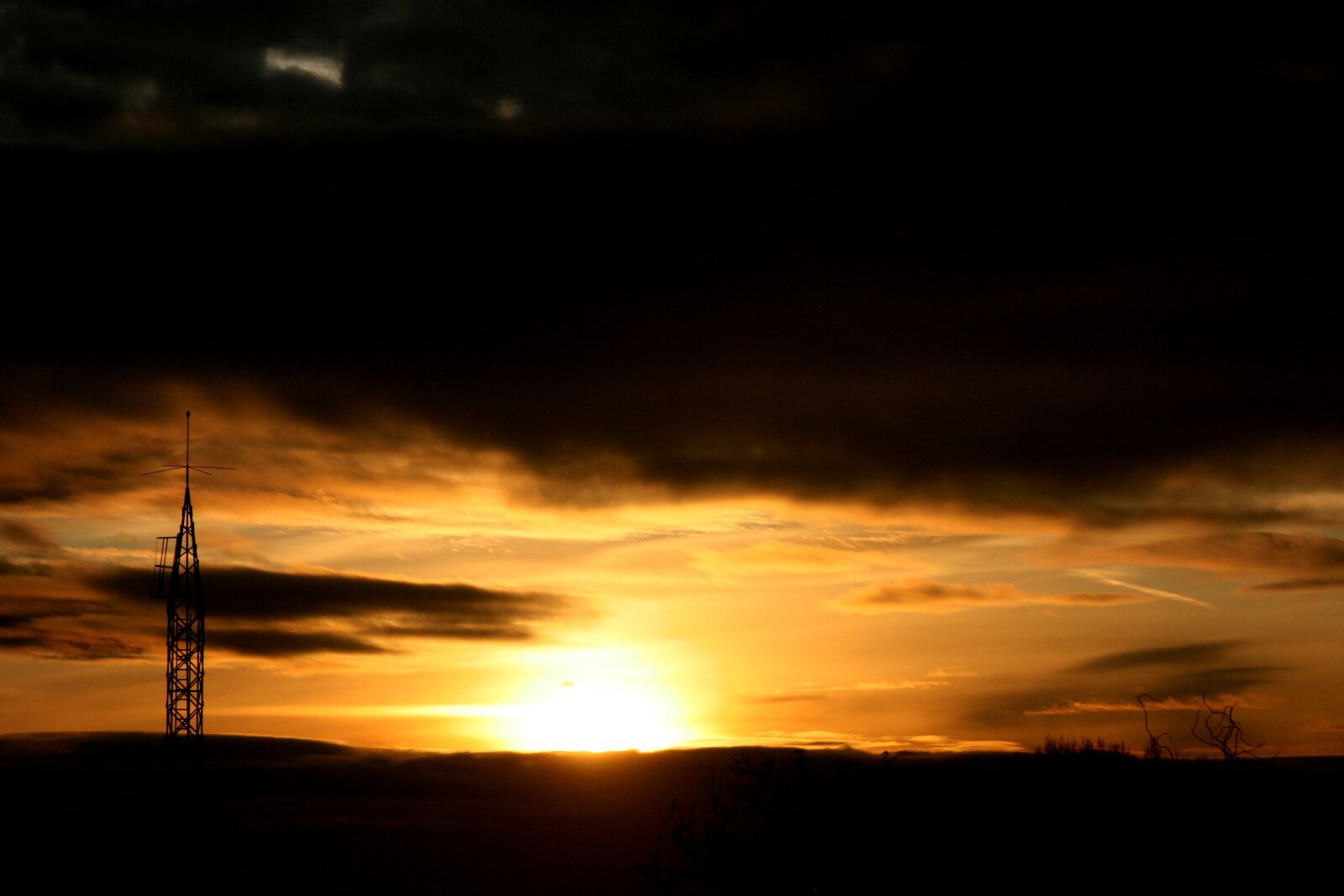 Canon EOS 400D (EOS Digital Rebel XTi / EOS Kiss Digital X) sample photo. Sunset, sun, cloud photography