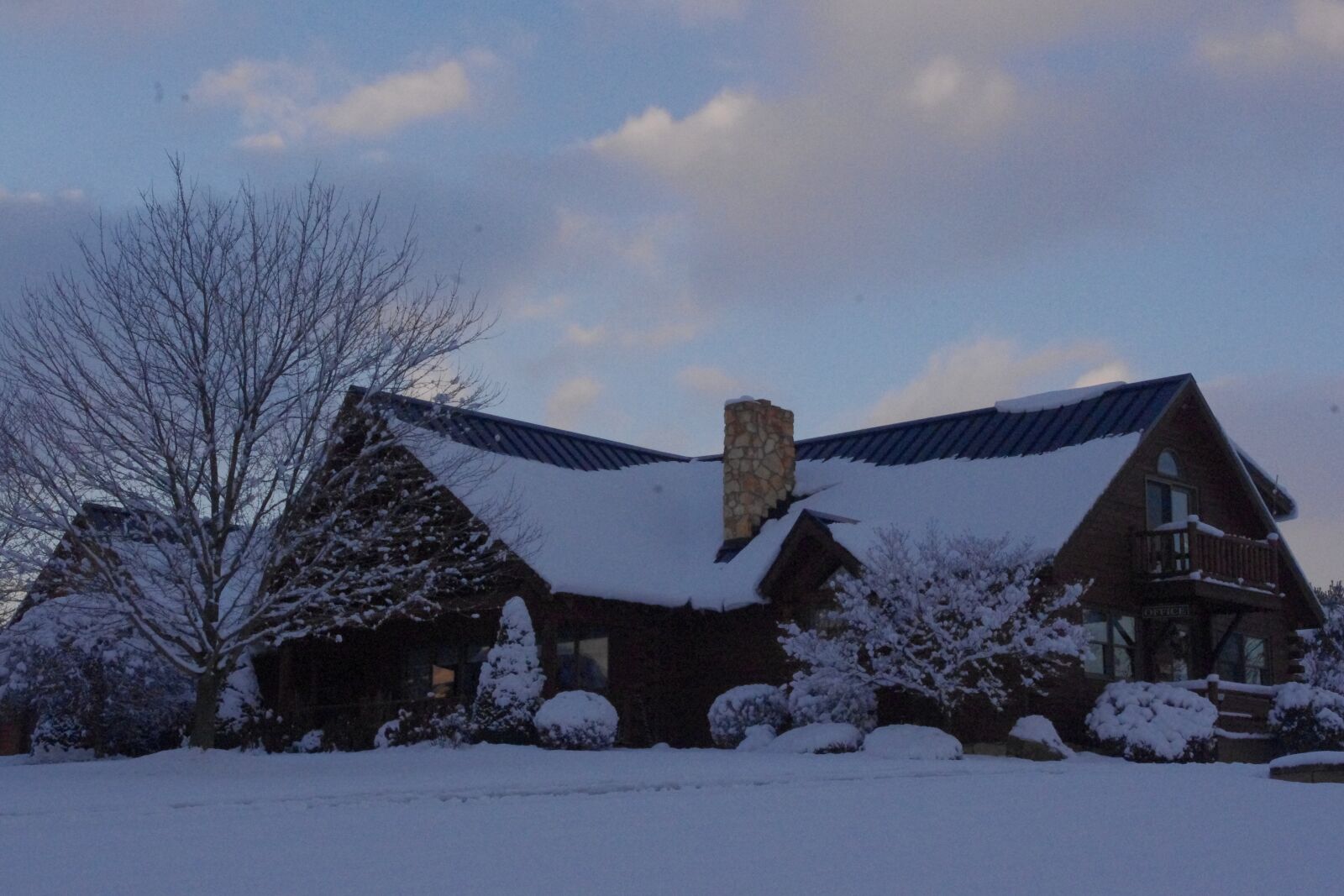 Pentax K-x sample photo. Cabin, snow, winter photography