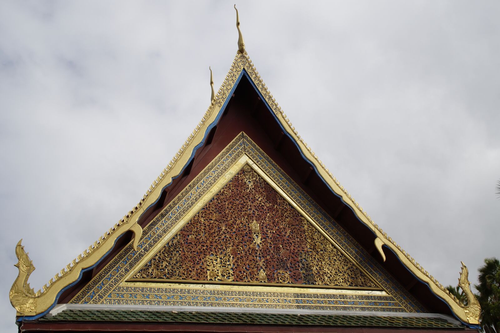 Sony SLT-A58 sample photo. Roof, golden, asia photography