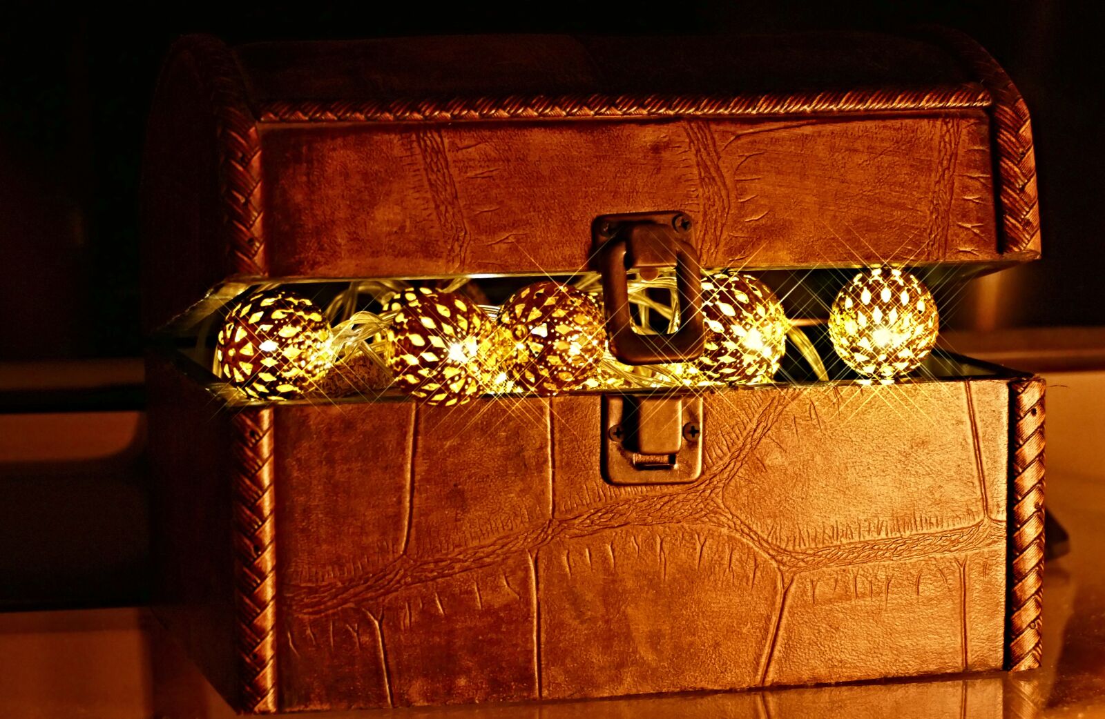 Panasonic Lumix DMC-FZ1000 sample photo. Chest, lighting, light photography