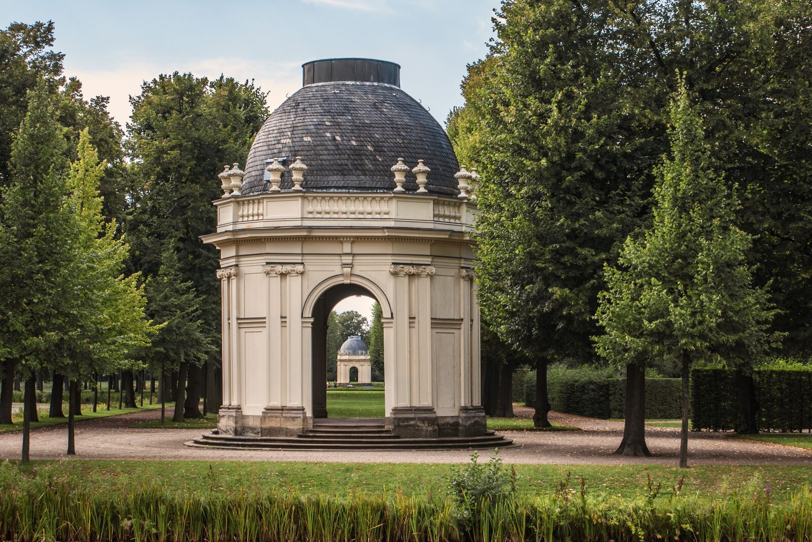 Sony Alpha DSLR-A100 sample photo. Architecture, park, cultural monument photography
