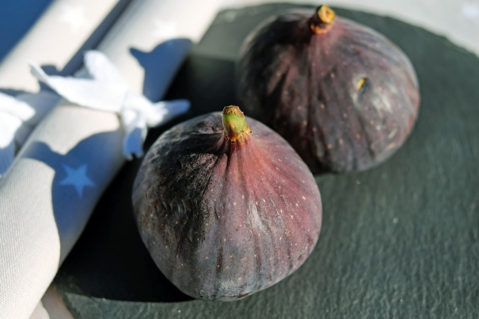 Fujifilm X-T10 + Fujifilm XF 35mm F1.4 R sample photo. Figs, fruit, real coward photography