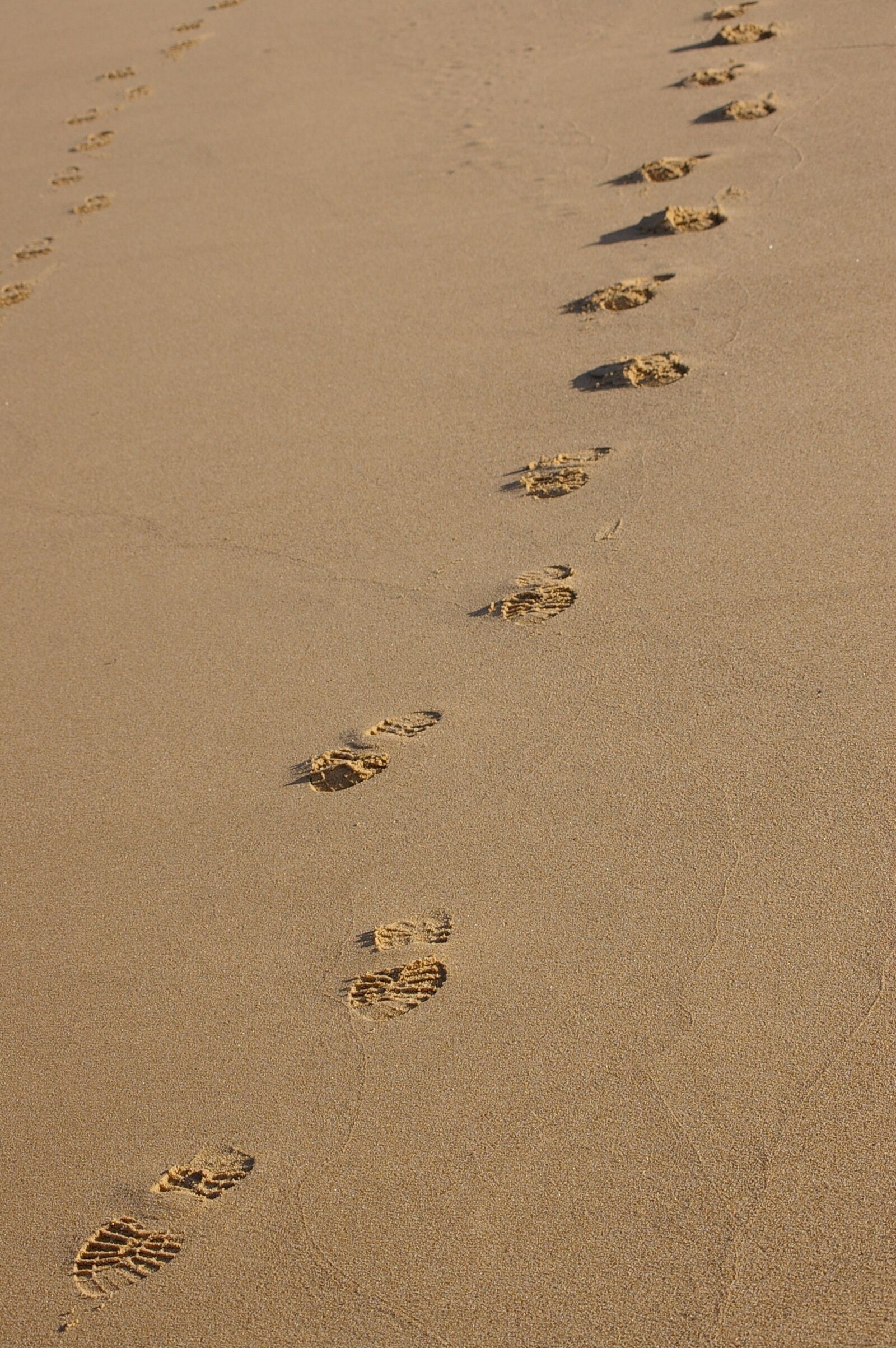 Pentax *ist DS sample photo. Footprints, sand, beach photography