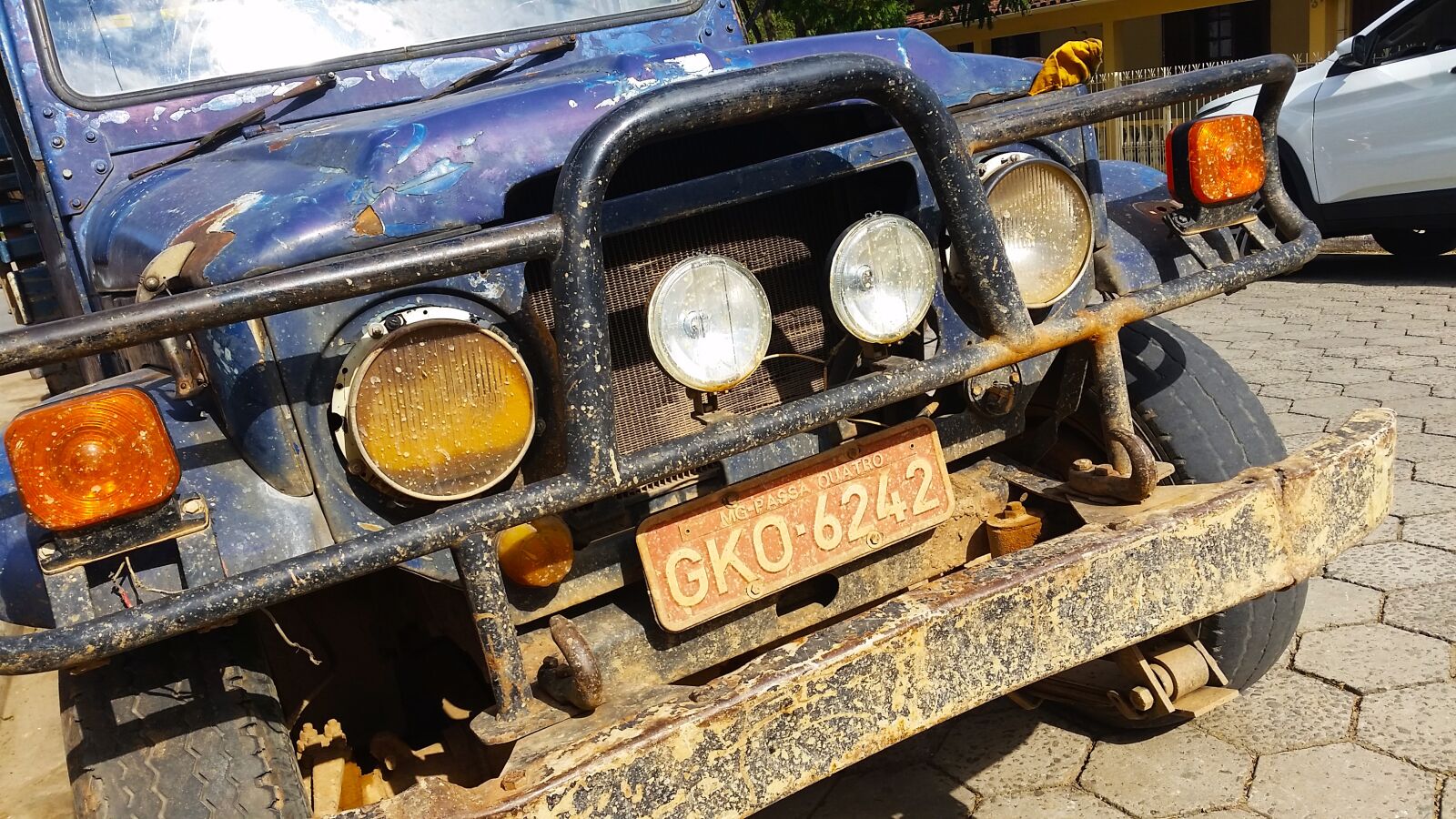 Samsung Galaxy S5 sample photo. Jeep, old van, headlight photography