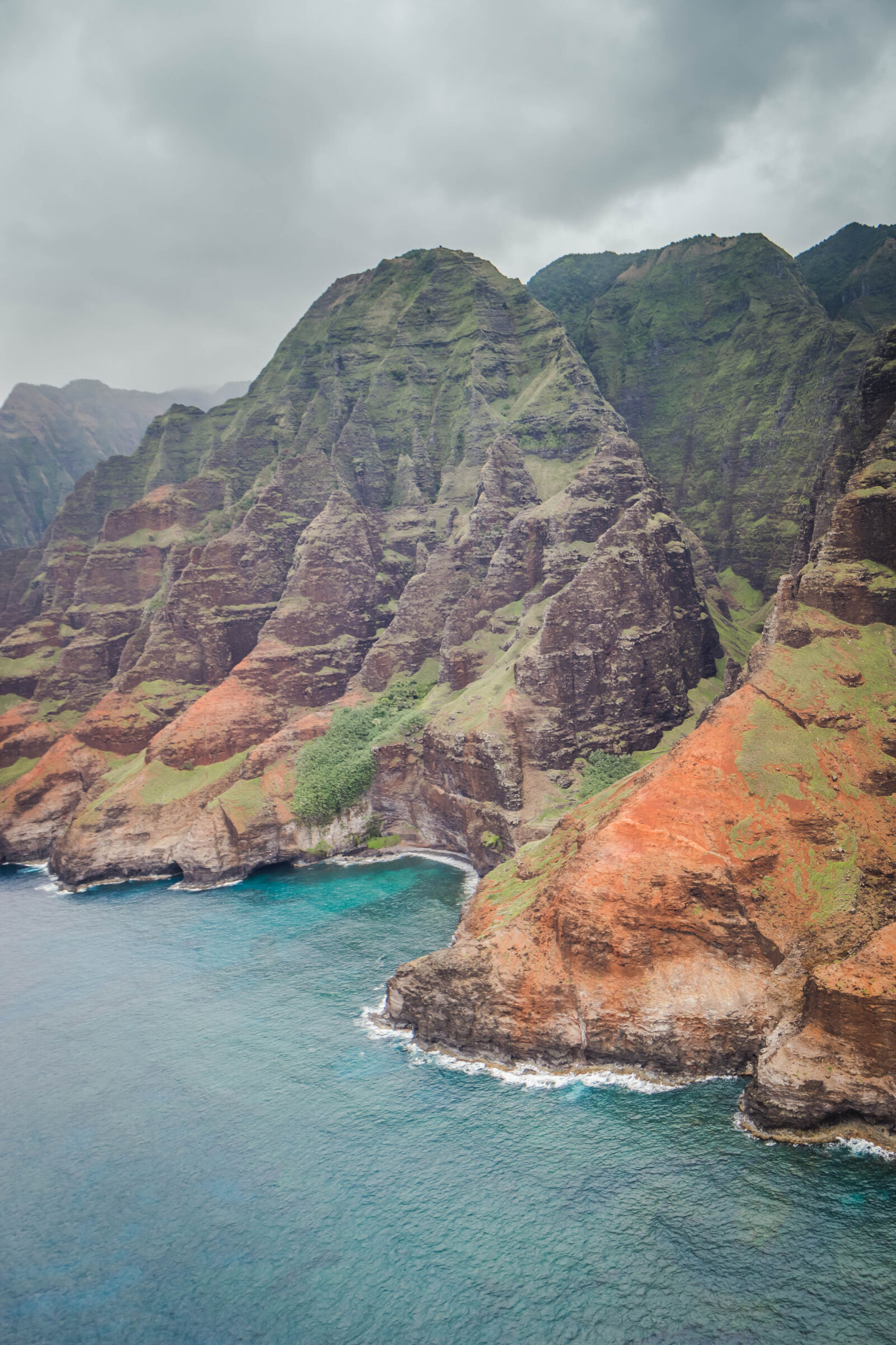Canon EF-S 17-55mm F2.8 IS USM sample photo. Cliff, coast, hawaii, kauai photography