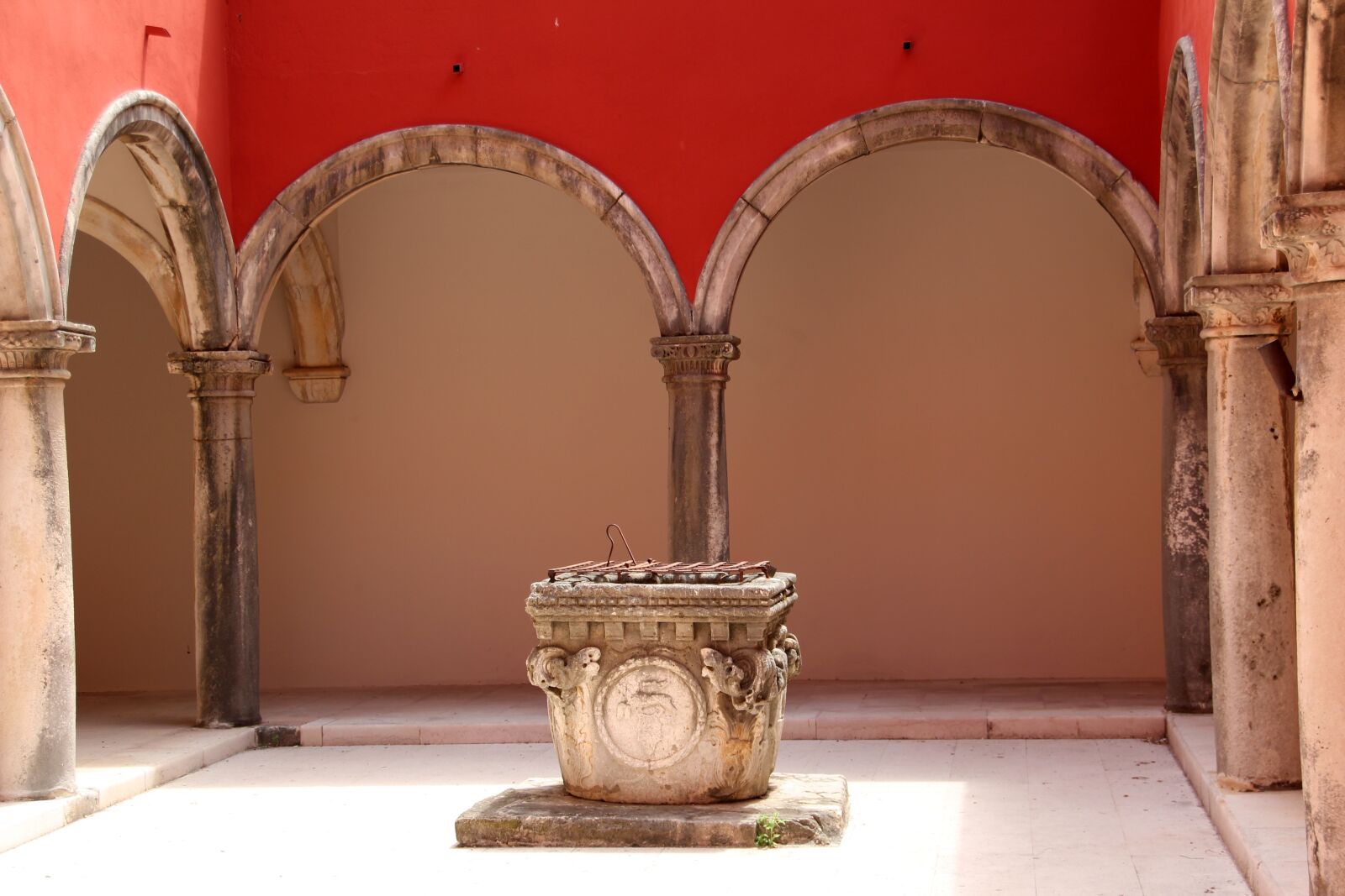 Canon EOS 600D (Rebel EOS T3i / EOS Kiss X5) sample photo. Zadar, croatia, courtyard photography