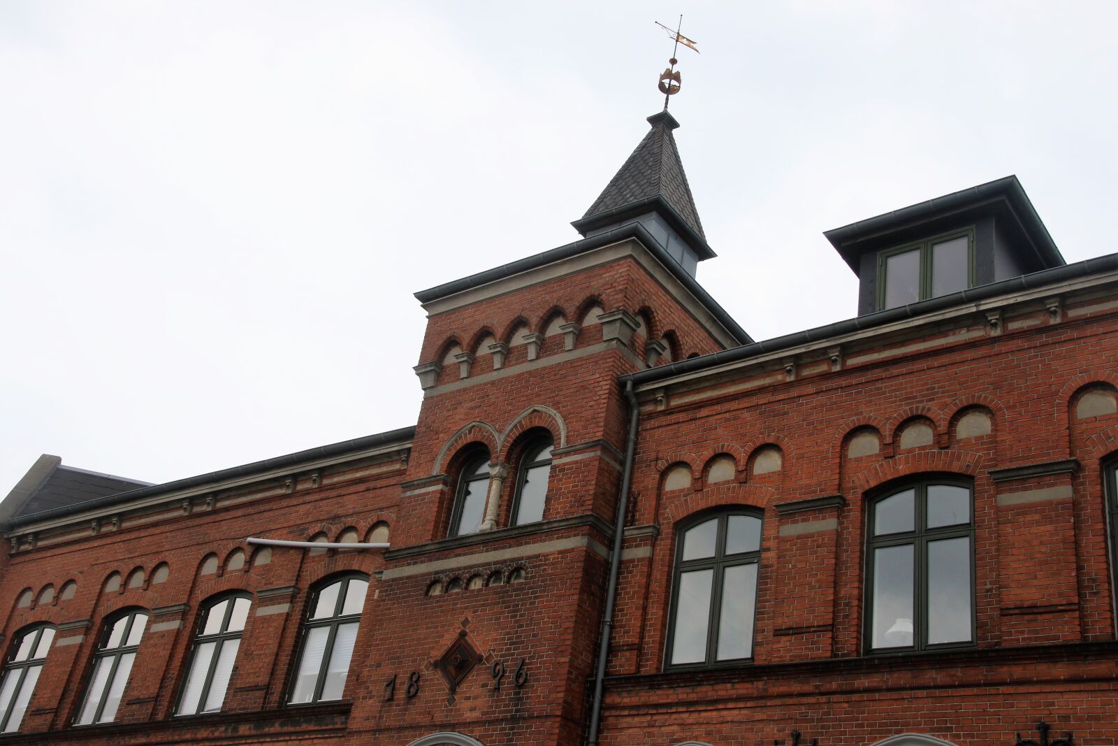 Canon EOS 7D Mark II sample photo. Arched, window, arches, bricks photography