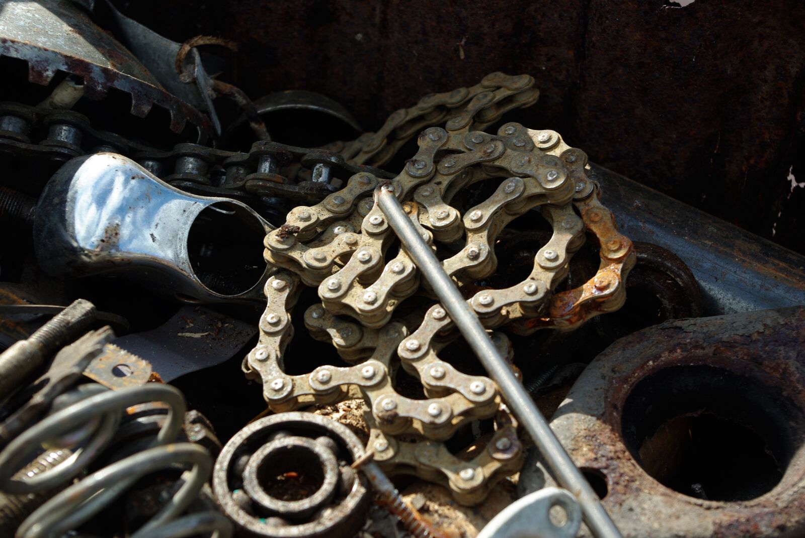 Pentax K200D sample photo. Iron, chain, rust photography