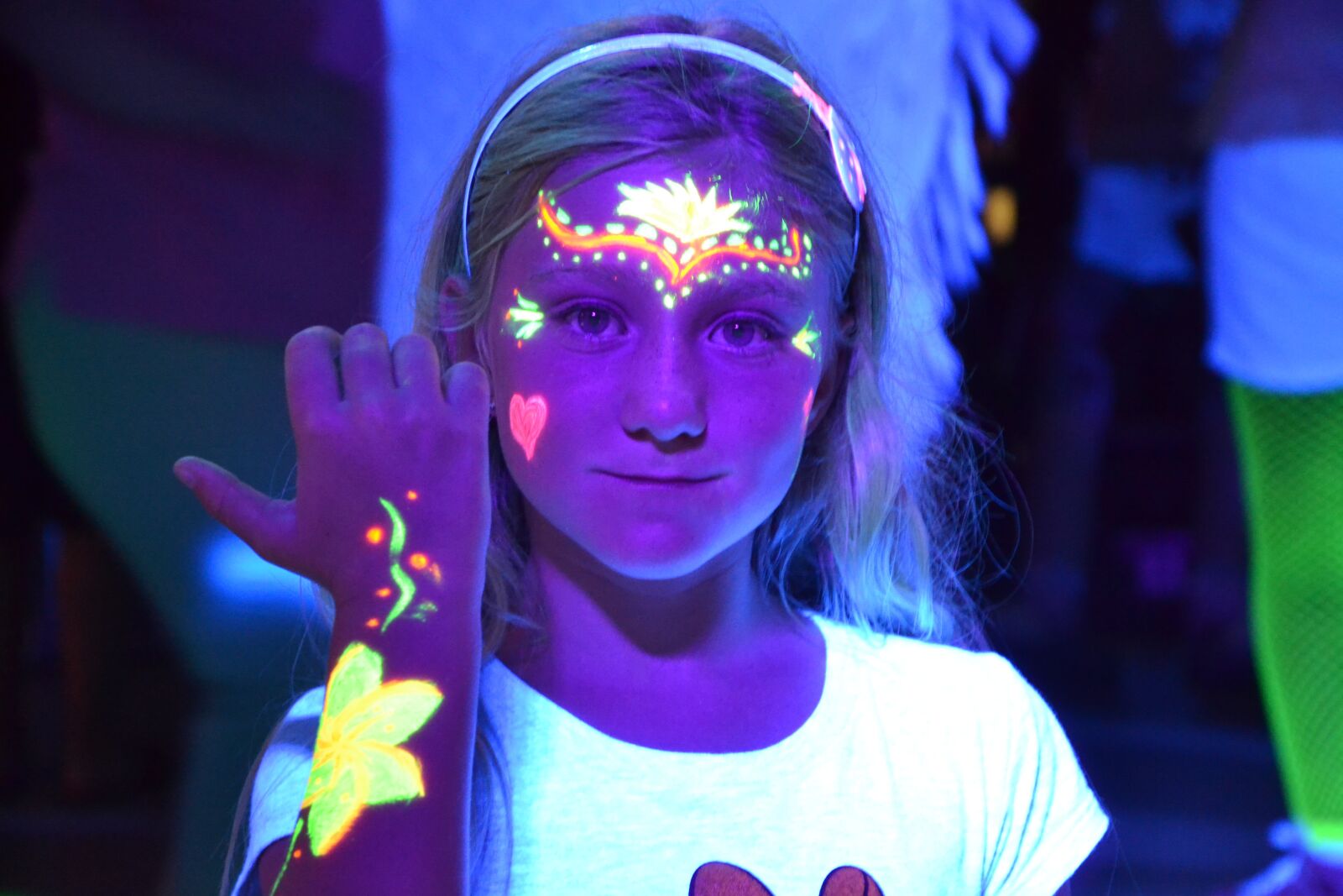 Nikon D3100 sample photo. Child, fluo, festival photography
