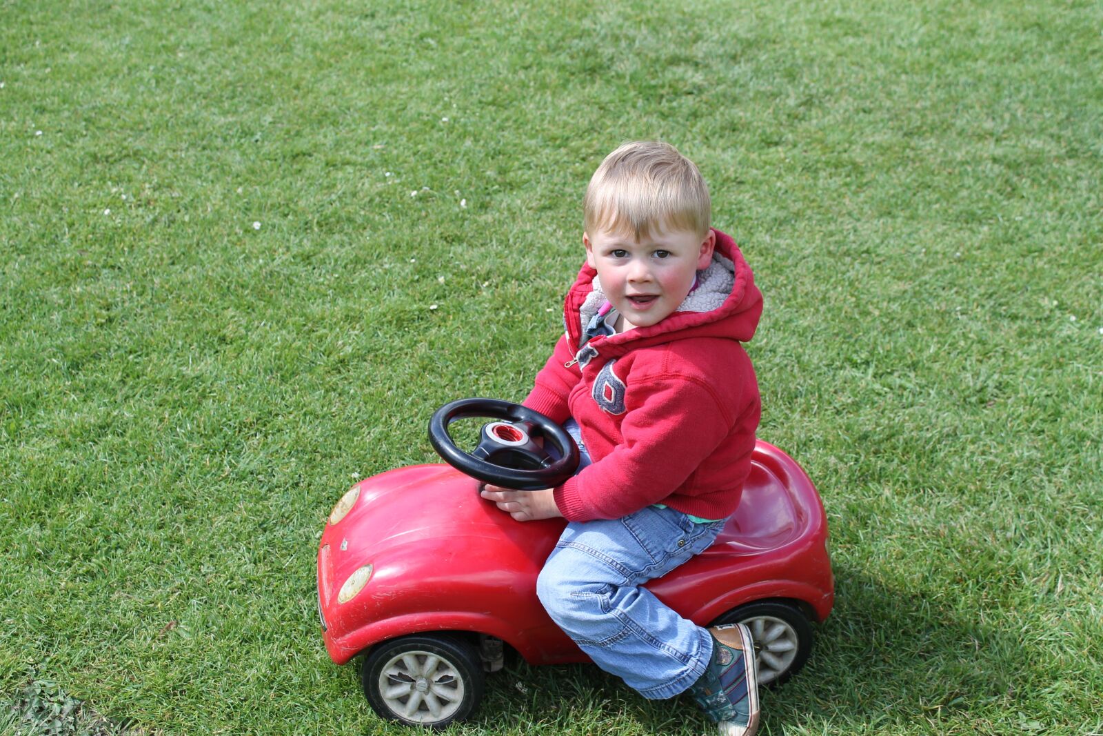 Canon EOS 1100D (EOS Rebel T3 / EOS Kiss X50) sample photo. Toy car, boy, playtime photography