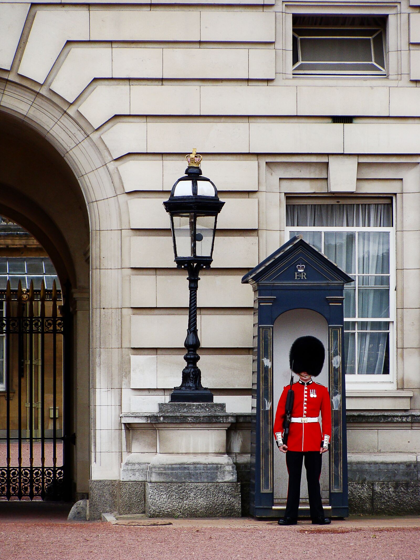 Sony Cyber-shot DSC-H10 sample photo. Queen's guard, royal guard photography