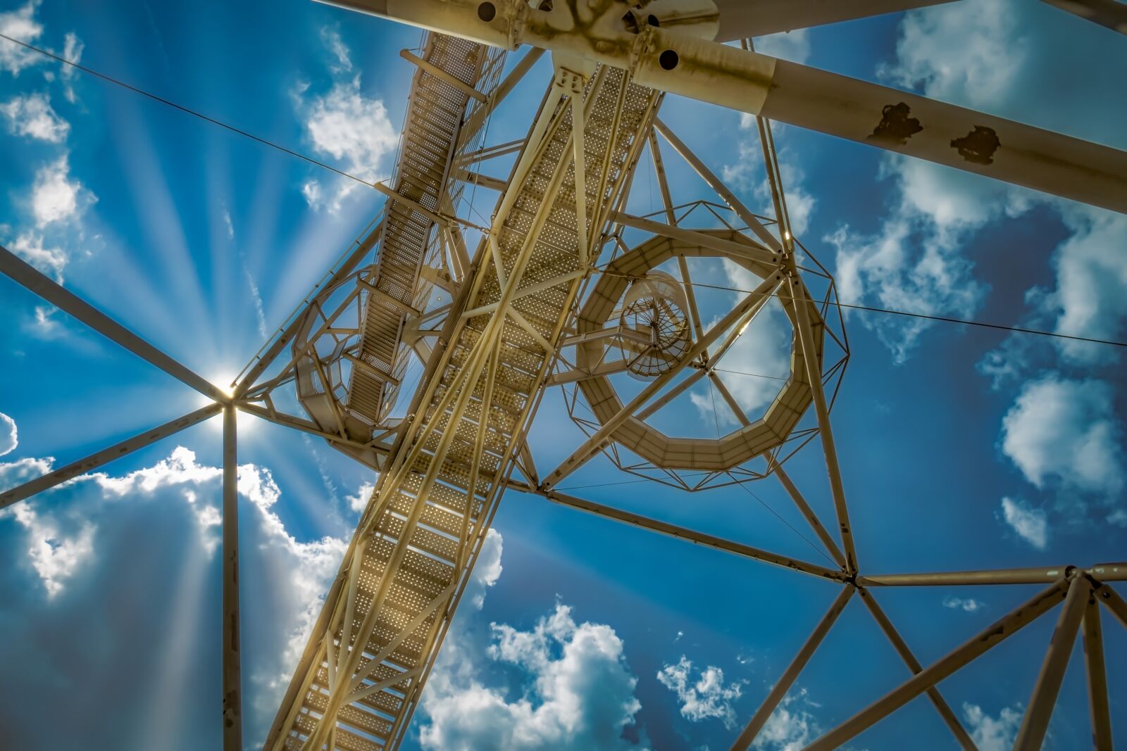 Canon EF 24-70mm F4L IS USM sample photo. Tetraeder, structure, architecture photography
