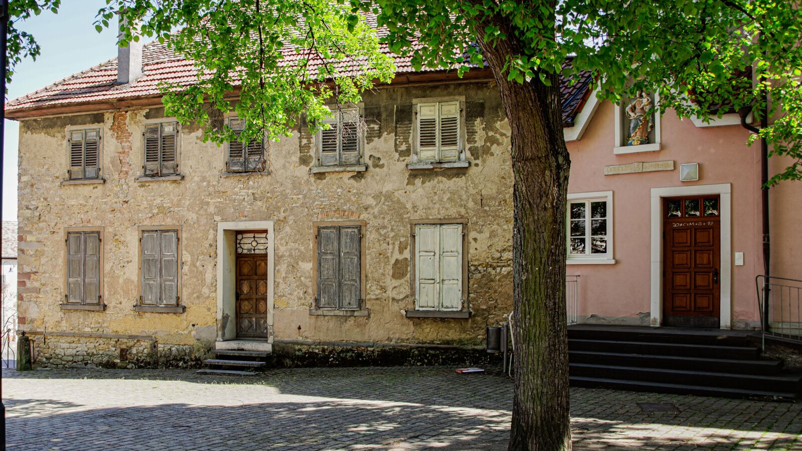 Sony DT 18-200mm F3.5-6.3 sample photo. House, old, facade photography