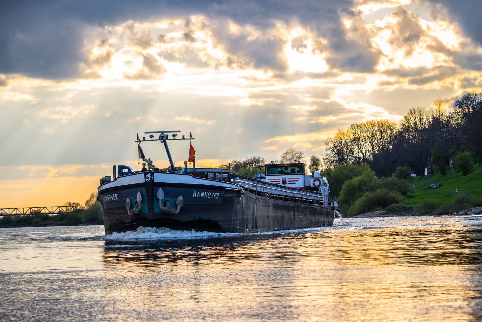 Canon EOS 100D (EOS Rebel SL1 / EOS Kiss X7) sample photo. Weser, river, water photography