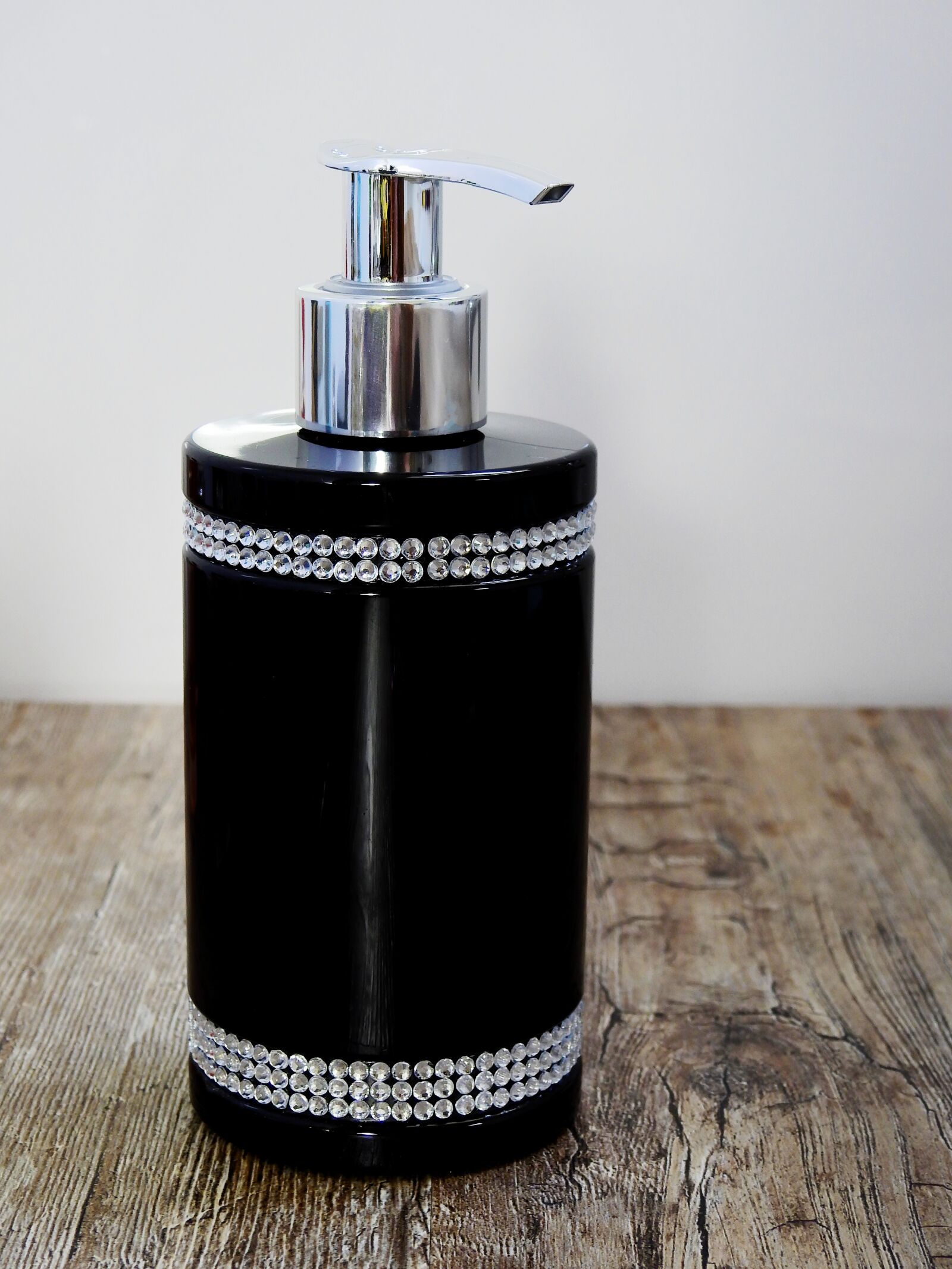 Nikon Coolpix P900 sample photo. Cosmetics, soap, soap dispenser photography