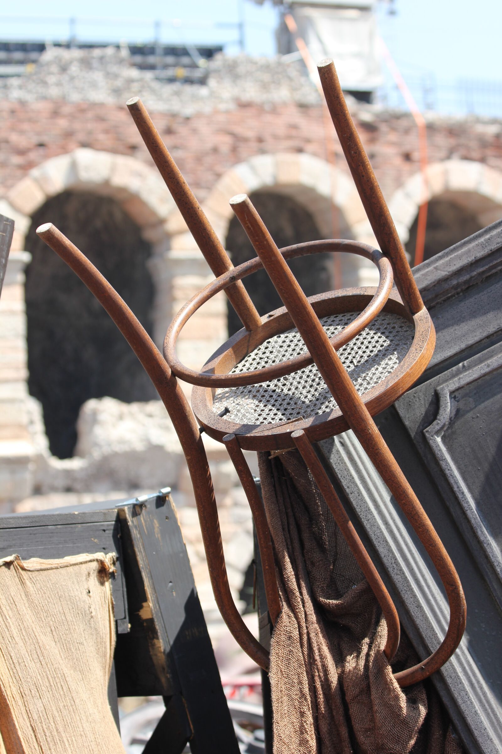 Canon EOS 550D (EOS Rebel T2i / EOS Kiss X4) sample photo. Chair, old, furniture photography