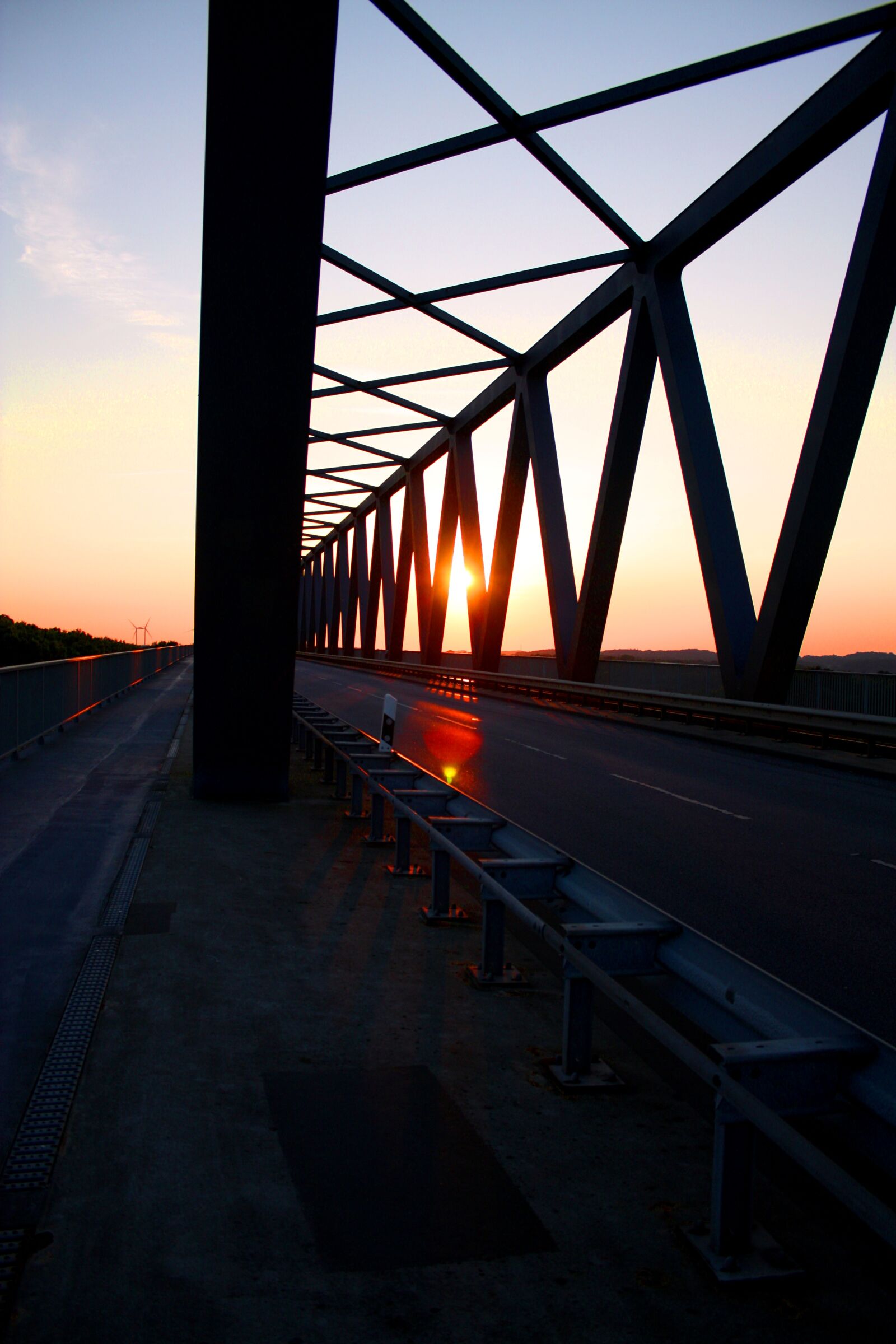 Canon EOS 450D (EOS Rebel XSi / EOS Kiss X2) sample photo. Bridge sunset, abendstimmung, road photography