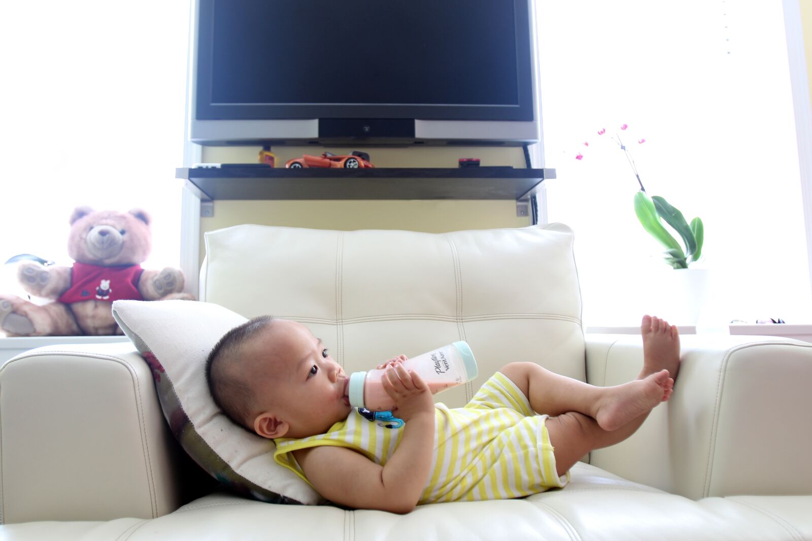Canon EF 16-35mm F2.8L USM sample photo. Drinking milk, bottle, milk photography