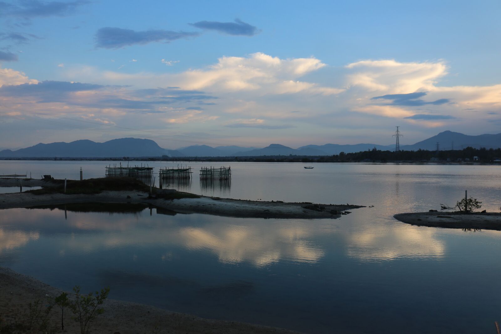 Canon EOS 750D (EOS Rebel T6i / EOS Kiss X8i) + Canon EF-S 18-55mm F3.5-5.6 IS STM sample photo. Lake, twilight, nature photography
