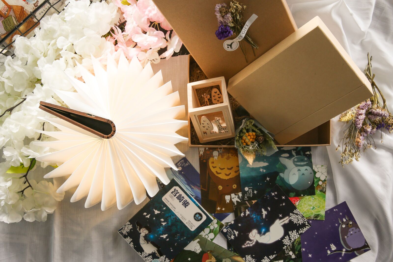 Canon EF 24-70mm F2.8L II USM sample photo. Packaging, flower, gift photography