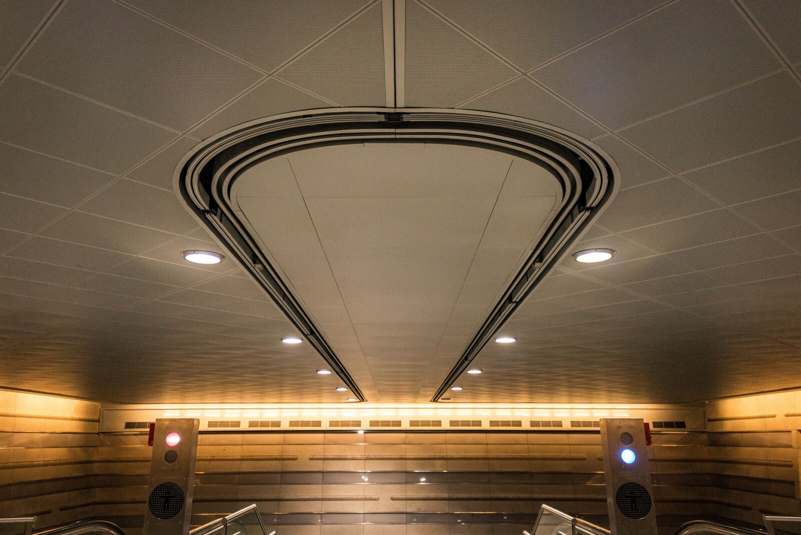 Canon EOS 70D sample photo. Railway station, passage, escalator photography