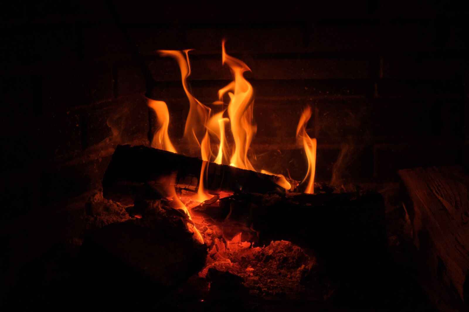 Fujifilm X-T30 sample photo. Flames, fire, fireplace photography