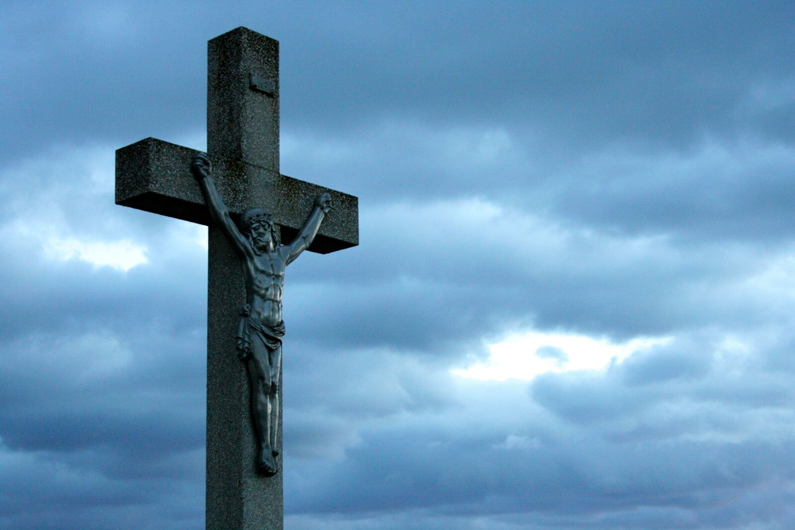 Canon EOS 400D (EOS Digital Rebel XTi / EOS Kiss Digital X) sample photo. Jesus, statue, clouds photography