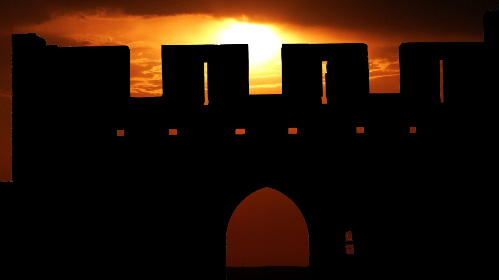 Panasonic Lumix DMC-FZ200 sample photo. Sunset, castle carcassonne, rampart photography