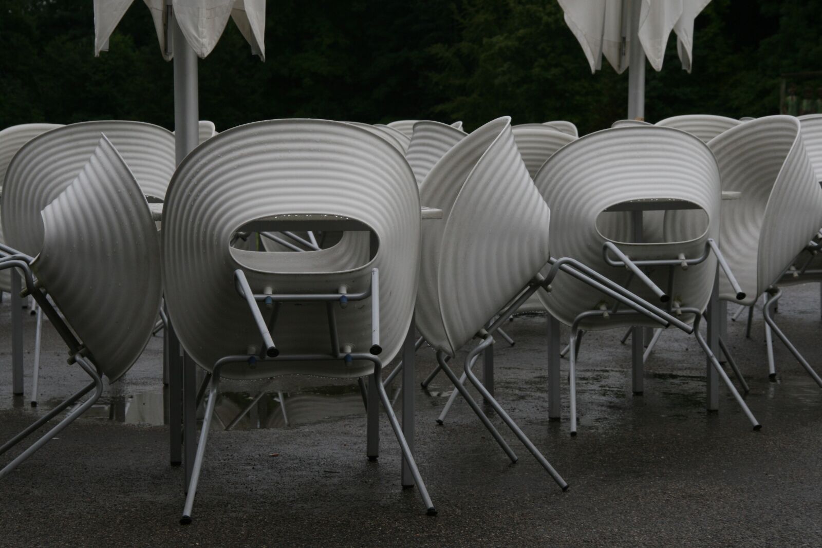 Canon EOS 400D (EOS Digital Rebel XTi / EOS Kiss Digital X) sample photo. Closed, chairs, moist photography
