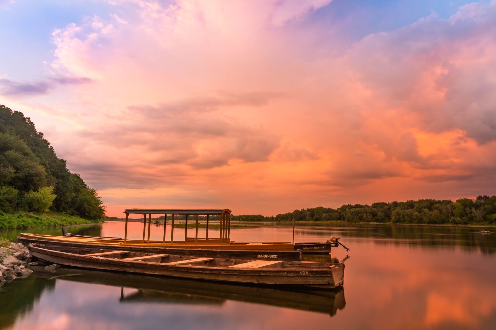 Canon EOS 700D (EOS Rebel T5i / EOS Kiss X7i) sample photo. Wisla, sunset, boat photography