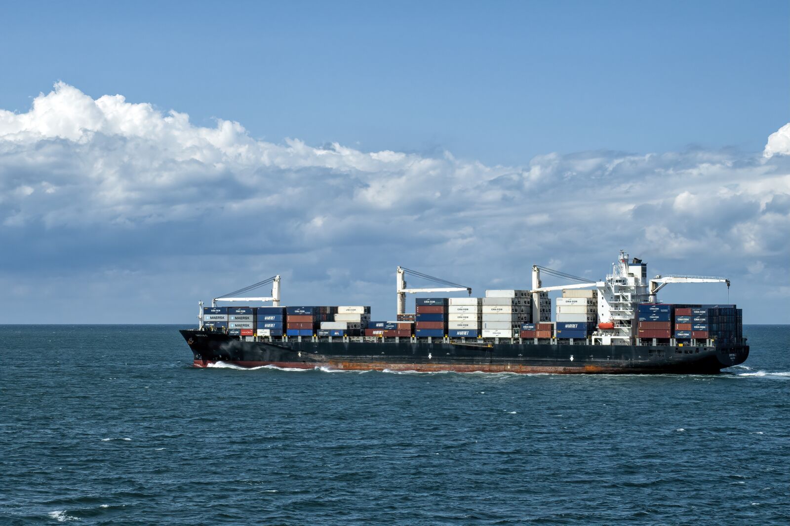 Olympus OM-D E-M5 II + Olympus M.Zuiko Digital ED 12-40mm F2.8 Pro sample photo. Container, ship, container ship photography